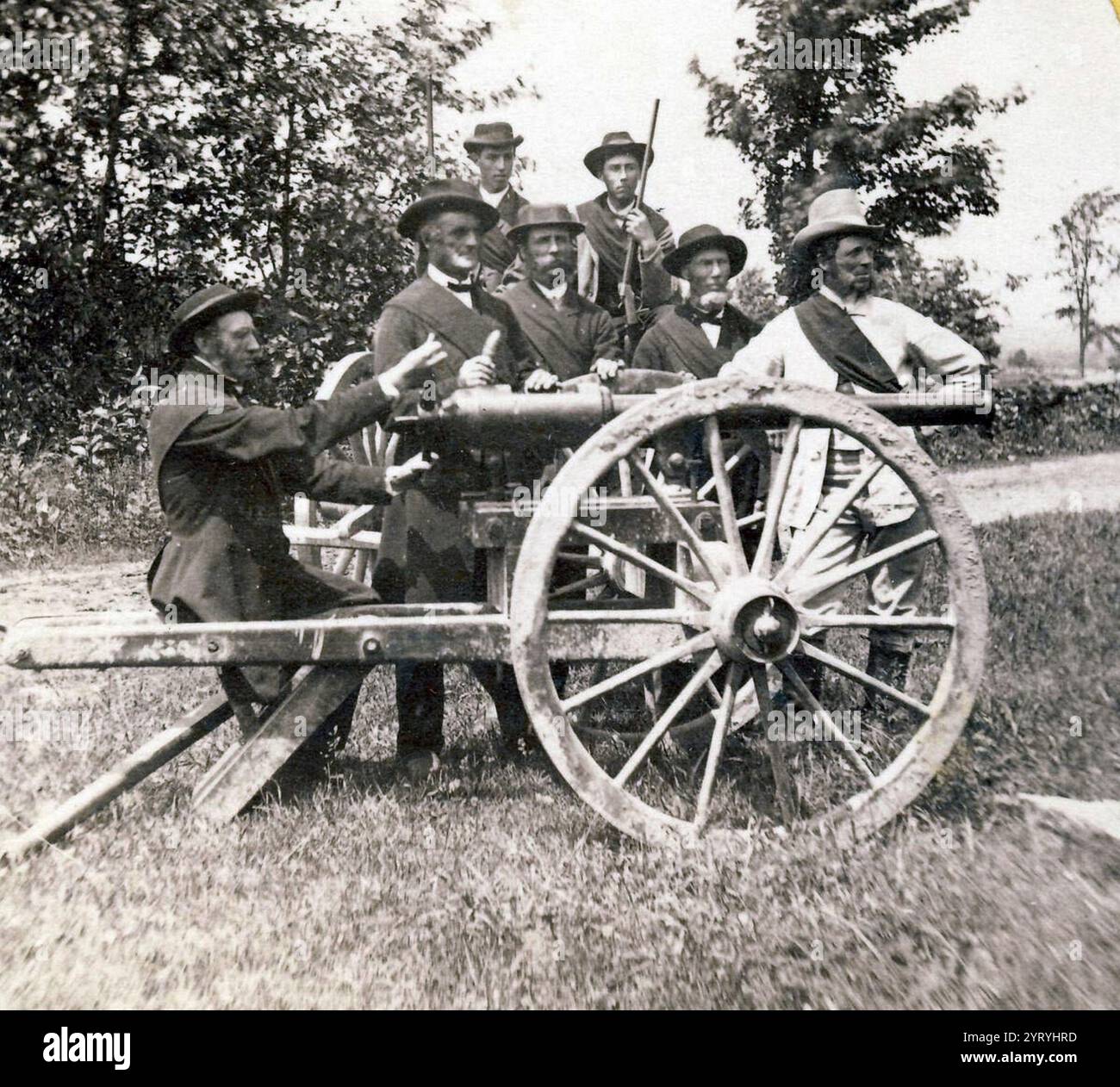 Fotografia delle fasce rosse con il cannone Fenian catturato, 1870. La battaglia di Eccles Hill fu parte di un raid in territorio canadese dagli Stati Uniti guidato da John o'Neill della Fratellanza Fenian, con l'intento di fare pressione sulla Gran Bretagna affinché concedesse la sovranità all'Irlanda. Foto Stock