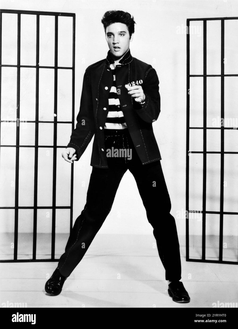 La fotografia che promuove il film Jailhouse Rock raffigura il cantante Elvis Presley. Foto Stock