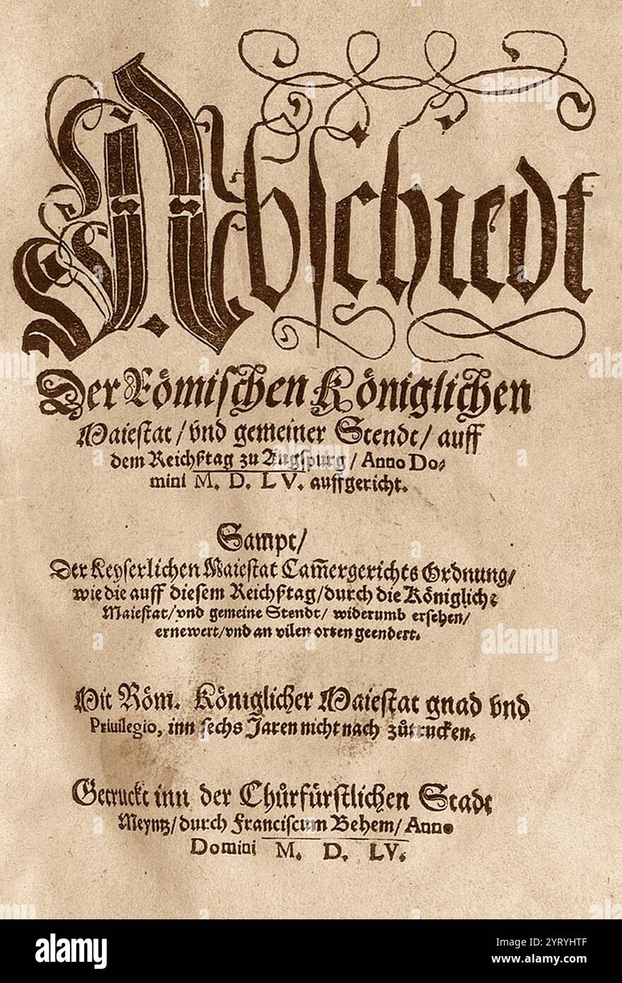 Frontespizio della stampa della Pace Imperiale e religiosa di Augusta. La pace di Augusta, fu un trattato tra Carlo V, imperatore del Sacro Romano Impero, e la Lega di Smalcalda del 1555. Concluse la lotta religiosa tra i due gruppi e rese permanente la divisione legale del cristianesimo all'interno del Sacro Romano Impero. L'accordo di pace permise ai governanti di scegliere il luteranesimo o il cattolicesimo romano come confessione ufficiale del loro stato. Foto Stock