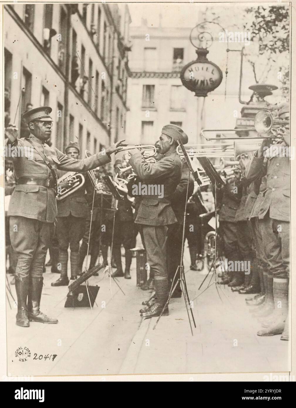 Il tenente James R. Europe e la 369th Infantry Regiment Band suonano per i pazienti nell'American Red Cross Hospital No. 9, Parigi, Francia, 4 settembre 1918. Foto Stock