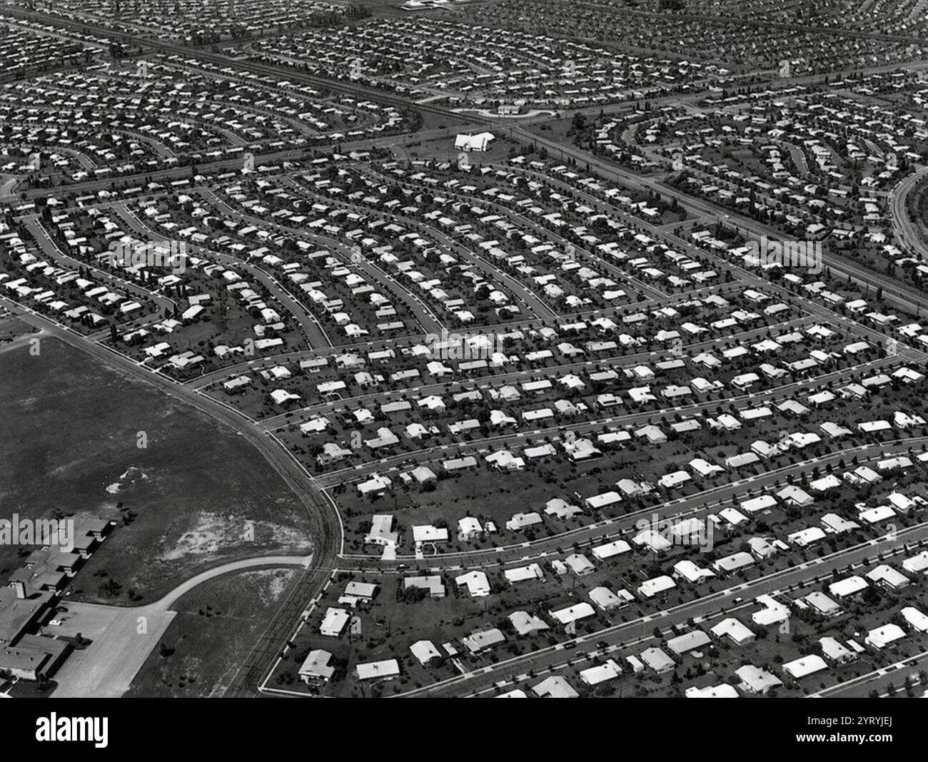 Veduta aerea di Levittown c.?1959. Un sobborgo di Filadelfia, Levittown fu progettato e costruito dalla Levitt & Sons. Le case avevano prezzi moderati e richiedevano solo un acconto basso. La costruzione di Levittown iniziò nel febbraio 1952. La Levitt & Sons ha perfezionato un metodo di costruzione razionalizzato in 26 fasi, che era essenzialmente un tipo di costruzione di una linea di assemblaggio. Foto Stock