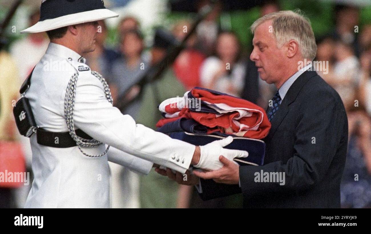 La bandiera di Hong Kong è stata ufficialmente adottata e issata il 1° luglio 1997, durante la cerimonia di consegna che ha segnato il trasferimento della sovranità dal Regno Unito alla Cina. Visto qui essere preso dal governatore generale Chris Patten. Foto Stock