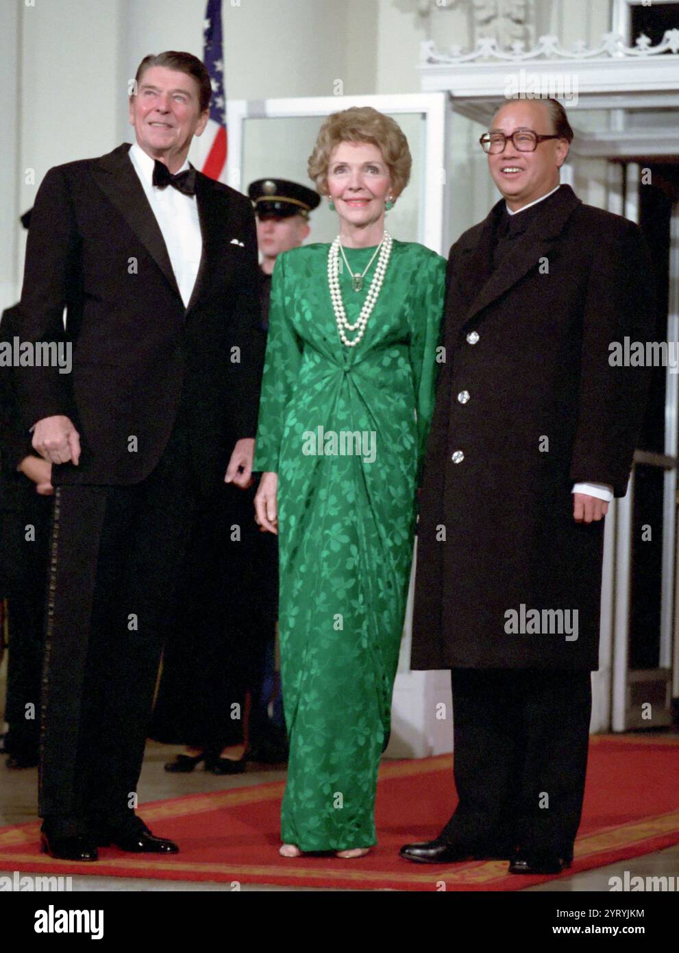 Il presidente DEGLI STATI UNITI Reagan e Nancy Reagan con il Premier Zhao Ziyang della Repubblica popolare cinese sul Portico settentrionale prima della cena di Stato sul Portico settentrionale. 1/10/84. Foto Stock