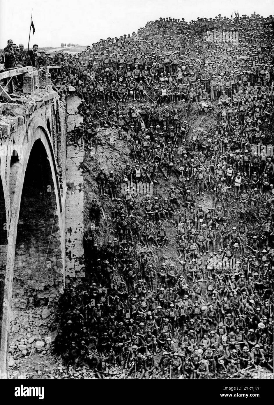 Durante i cento giorni, il generale di brigata J V Campbell si rivolse alle truppe della 137th Brigade (46th Division) dal Riqueval Bridge sul St Quentin Canal. 1918 Foto Stock