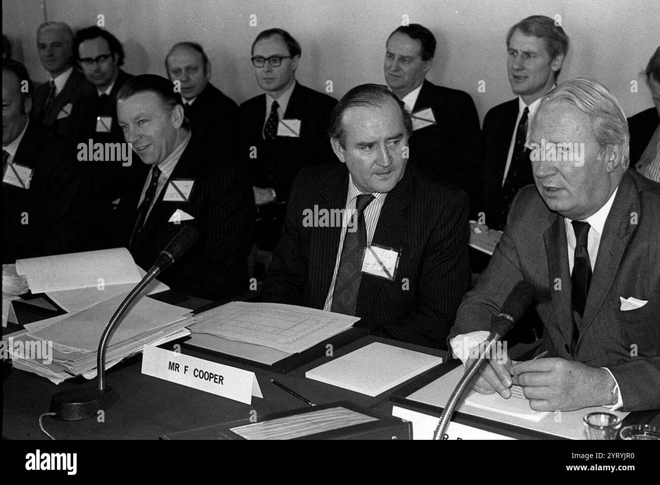 Il primo ministro britannico Edward Heath (a destra) partecipa ai negoziati che hanno portato all'accordo di Sunningdale. Questo fu un tentativo di istituire un esecutivo dell'Irlanda del Nord che condividesse il potere e un Consiglio d'Irlanda transfrontaliero. L'accordo fu firmato a Northcote House a Sunningdale Park, a Sunningdale, Berkshire, il 9 dicembre 1973. Foto Stock