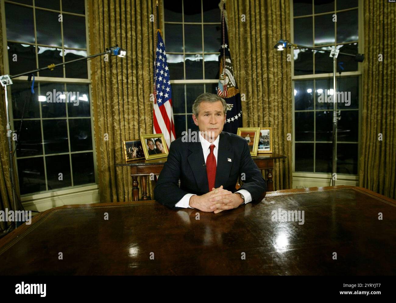 Il presidente degli Stati Uniti George W. Bush annuncia l'inizio degli scioperi statunitensi in Iraq durante un discorso televisivo dall'Ufficio ovale il 19 marzo 2003 Foto Stock