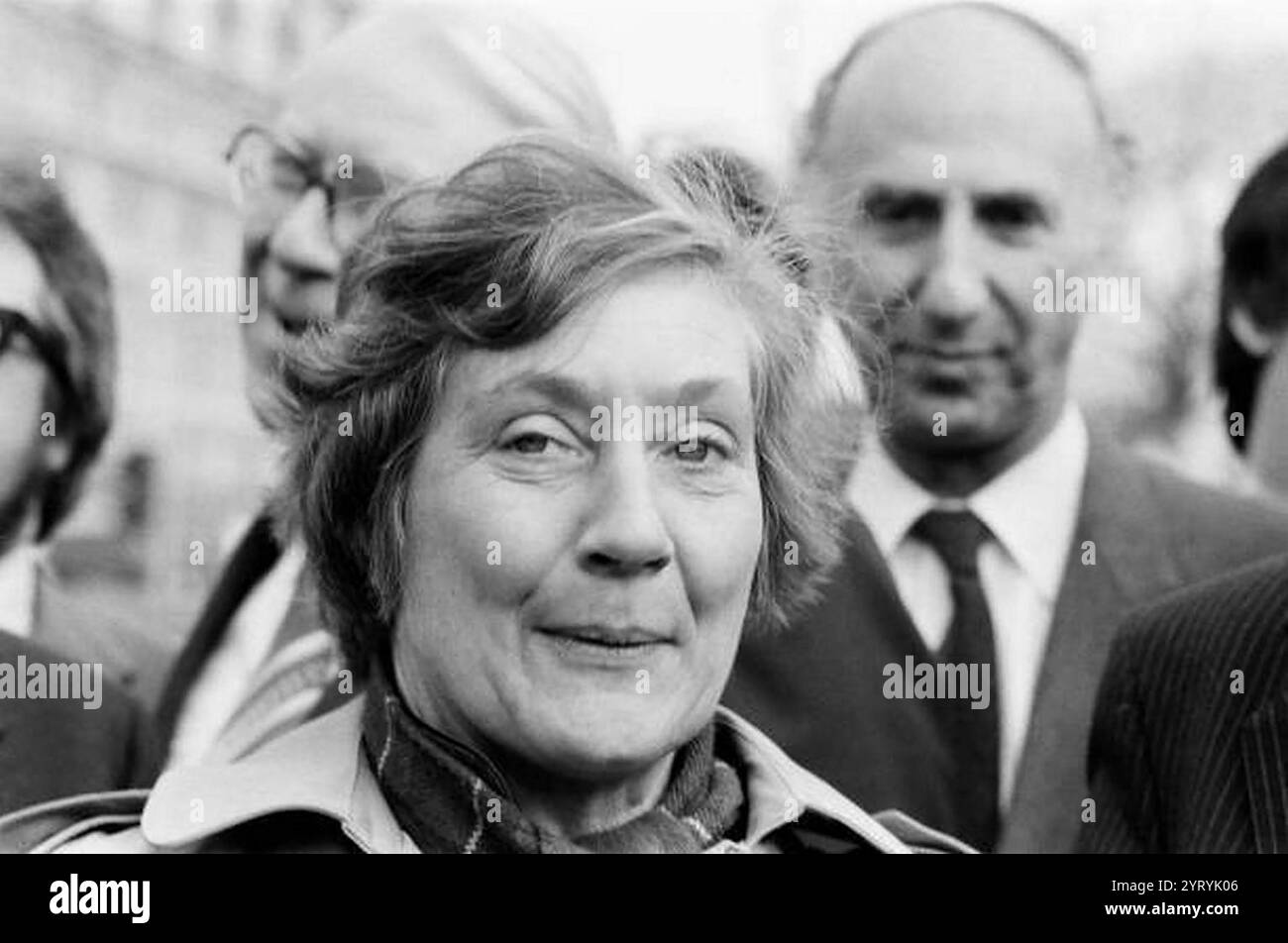 Opuscolo con lo slogan "giù con i bastardi della solidarietà” e l'immagine di tre uomini che simboleggiano il movimento della giovane Polonia, la Confederazione della Polonia indipendente e il Comitato per la difesa dei lavoratori KOR nel 1977 Foto Stock