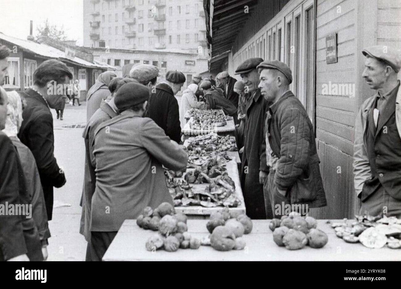Bancarella alimentare del mercato nero russo tardo sovietico, Mosca intorno al 1985 Foto Stock