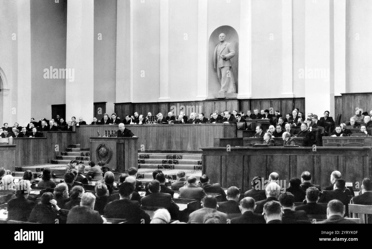 Estremamente scarse e importanti prime edizioni del discorso segreto di Khrushchev, uno dei testi che definiscono il XX secolo e la storia della Guerra fredda. Il suo discorso, fatto il 25 1956 febbraio a una sessione chiusa di delegati del Partito Comunista, denunciò il defunto leader sovietico Stalin e mirava a distruggere l'immagine e l'eredità del defunto dittatore. ? Khrushchev ha ricordato il Testamento di Lenin, un documento a lungo soppresso in cui Vladimir Lenin aveva avvertito che Stalin avrebbe probabilmente abusato del suo potere, e poi ha citato numerosi casi di tali eccessi? Foto Stock