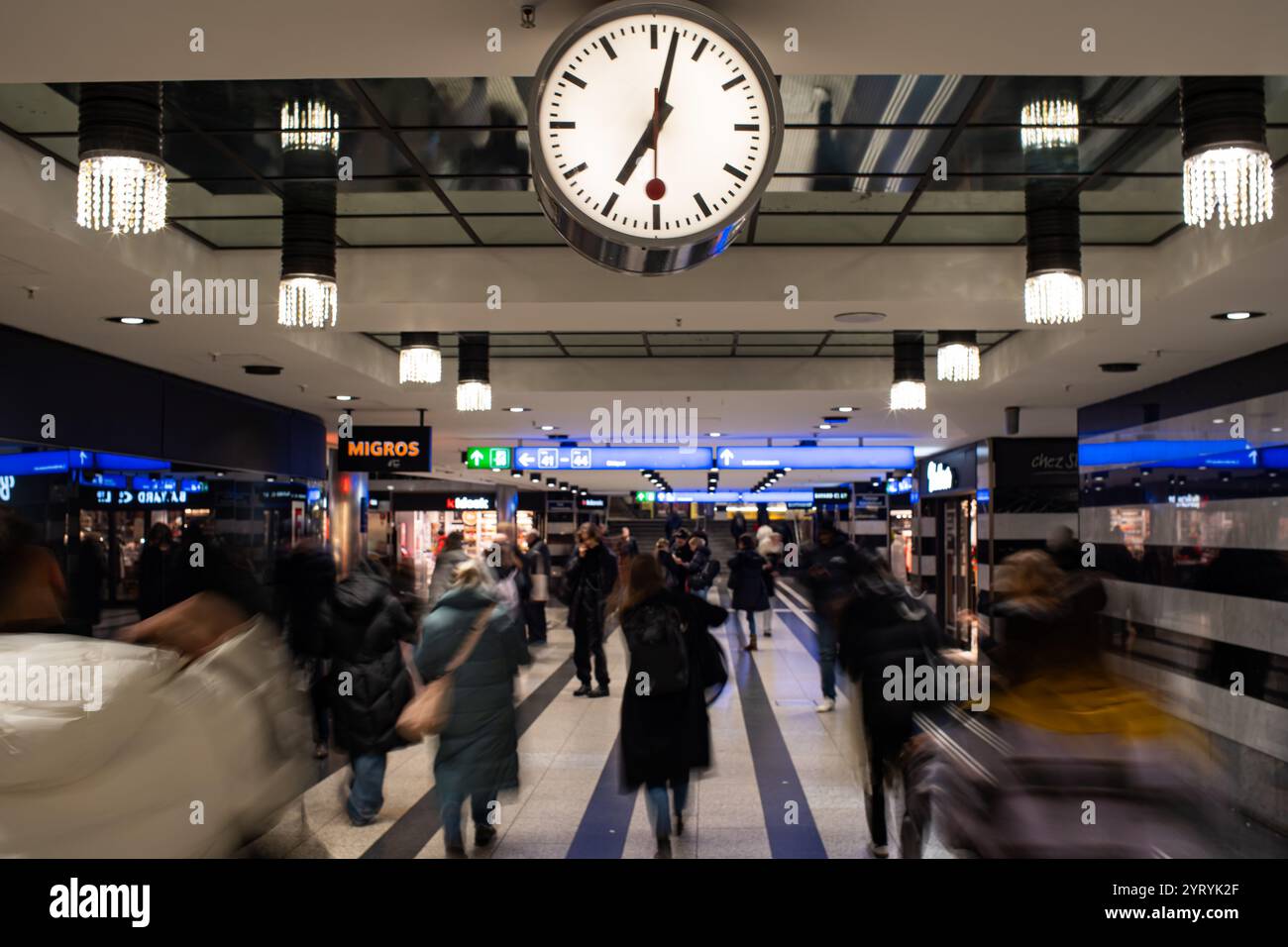 3-12-2024 Zurigo, Svizzera. Shopville. Folle confuse di persone che si spostano attraverso un corridoio sotterraneo per lo shopping alla stazione ferroviaria principale. Foto Stock