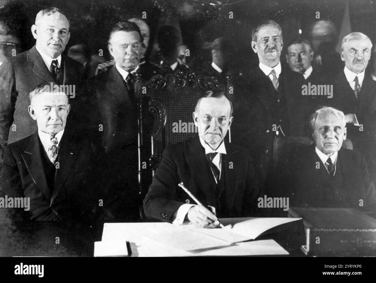 Il presidente DEGLI STATI UNITI Coolidge firma il Kellogg? Il Patto Briand o Patto di Parigi (Trattato generale per la rinuncia alla guerra come strumento di politica nazionale) era un accordo internazionale di pace in cui gli stati firmatari promettevano di non usare la guerra per risolvere "controversie o conflitti”. Firmato da Germania, Francia e Stati Uniti il 27 agosto 1928, e dalla maggior parte degli altri stati poco dopo. Foto Stock