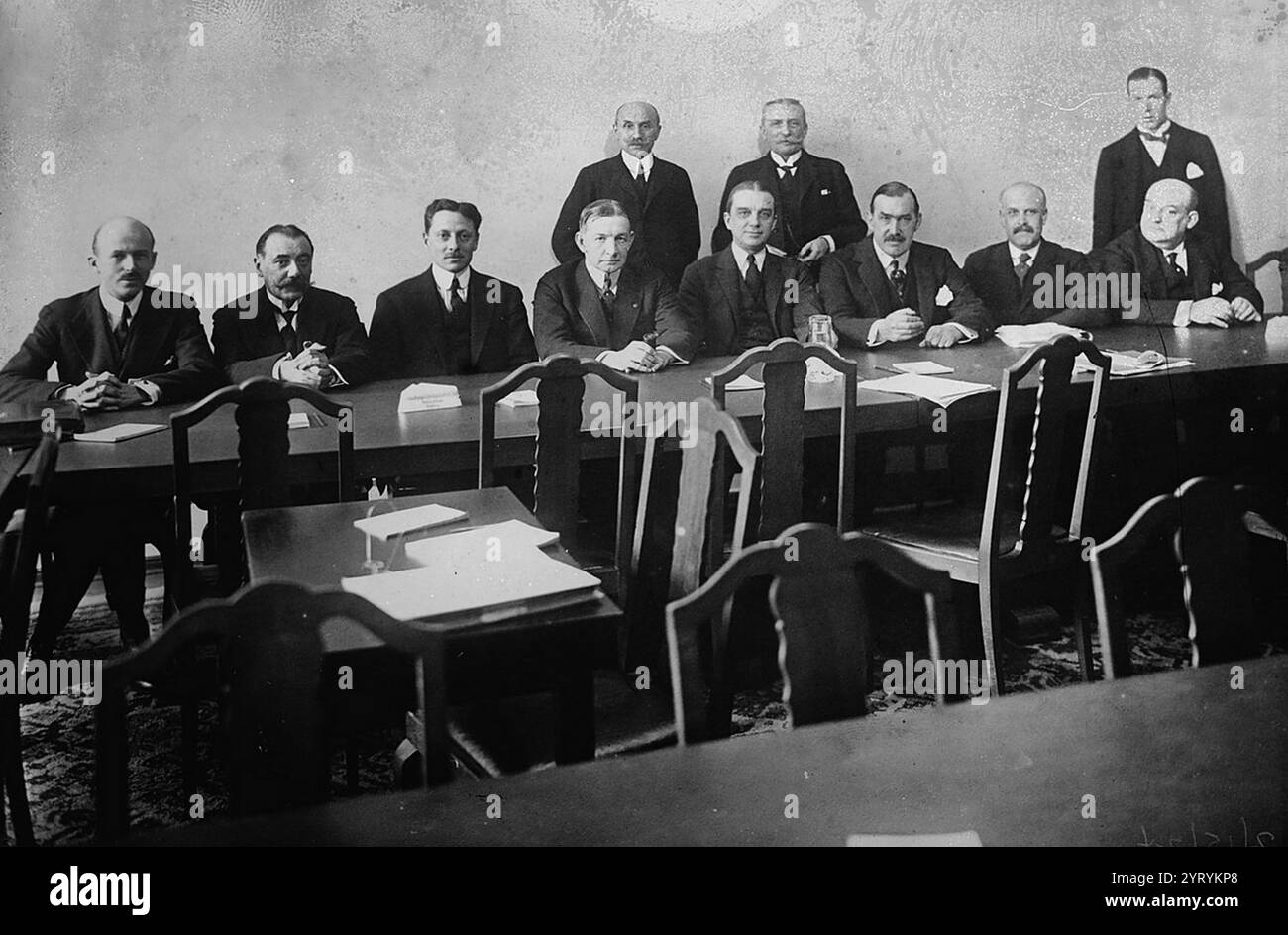 Il comitato Dawes a Berlino. Dawes è seduto quarto da sinistra. Alla sua sinistra c'è Owen Young, da cui il 1929 Young Plan ha preso il nome. Foto Stock