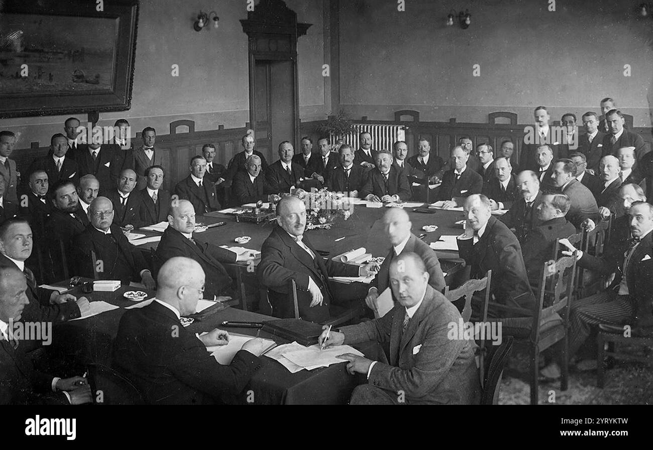 Il Patto di Locarno, o i trattati di Locarno, erano una serie di trattati negoziati nell'ottobre 1925 nella località lacustre di Locarno, in Svizzera, e firmati il 1 dicembre 1925 nel Foreign Office di Londra. 1) Stresemann; 2) Austen Chamberlain; 3) Aristide Briand; 4) Benito Mussolini Foto Stock