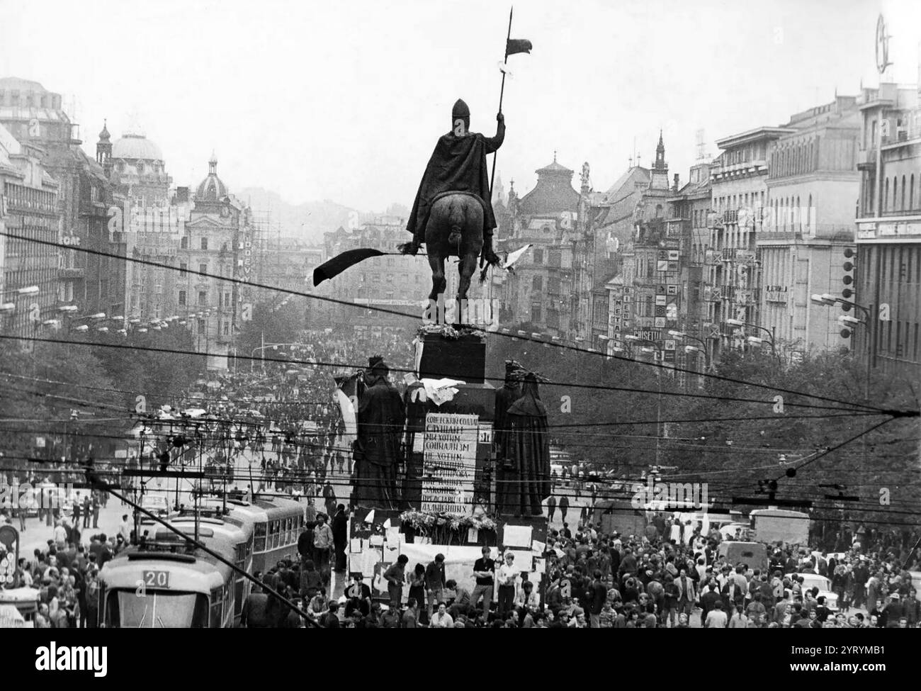 Manifestanti nel centro di Praga mentre si svolge l'invasione sovietica della Cecoslovacchia nel 1969. Foto Stock