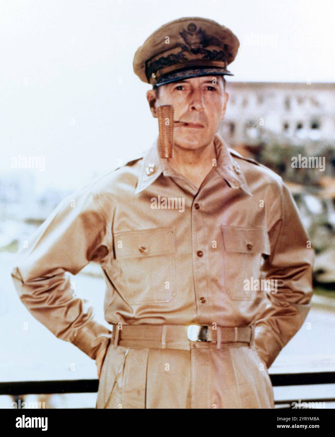 Il generale dell'esercito Douglas MacArthur fumando la sua pipa di corncob, probabilmente a Manila, nelle Isole Filippine, il 2 agosto 1945 Foto Stock