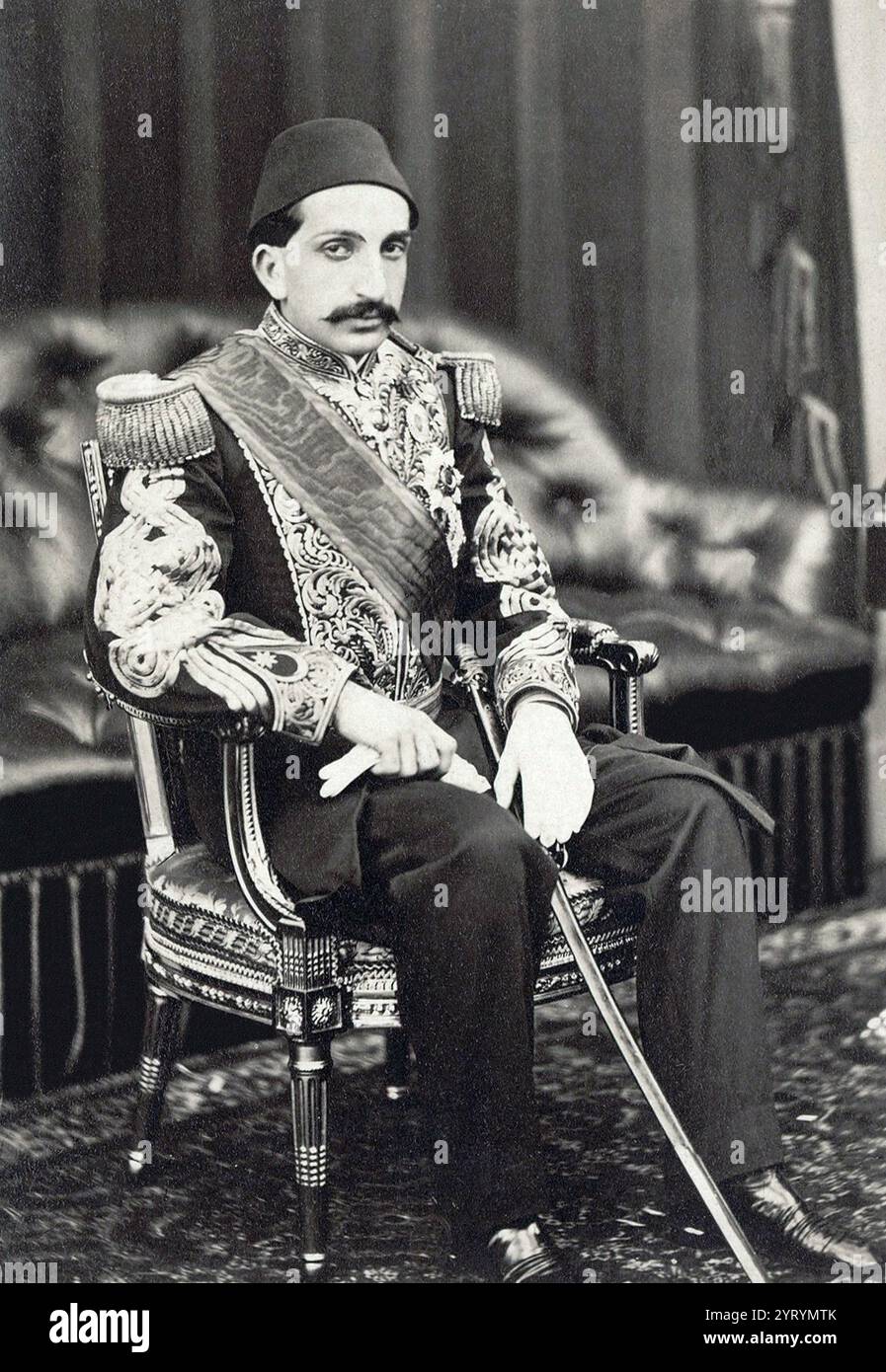 Il principe Abdul Hamid al castello di Balmoral nel 1867, accompagnando suo zio il sultano Abd al-Aziz durante la sua visita in Europa occidentale tra il 21 giugno 1867. 7 agosto 1867. Abd?lhamid o Abdul Hamid II (1842 Il 10 febbraio 1918) fu sultano dell'Impero ottomano, dal 1876 al 1909, e l'ultimo sultano ad esercitare un controllo effettivo sullo stato di frattura. Foto Stock