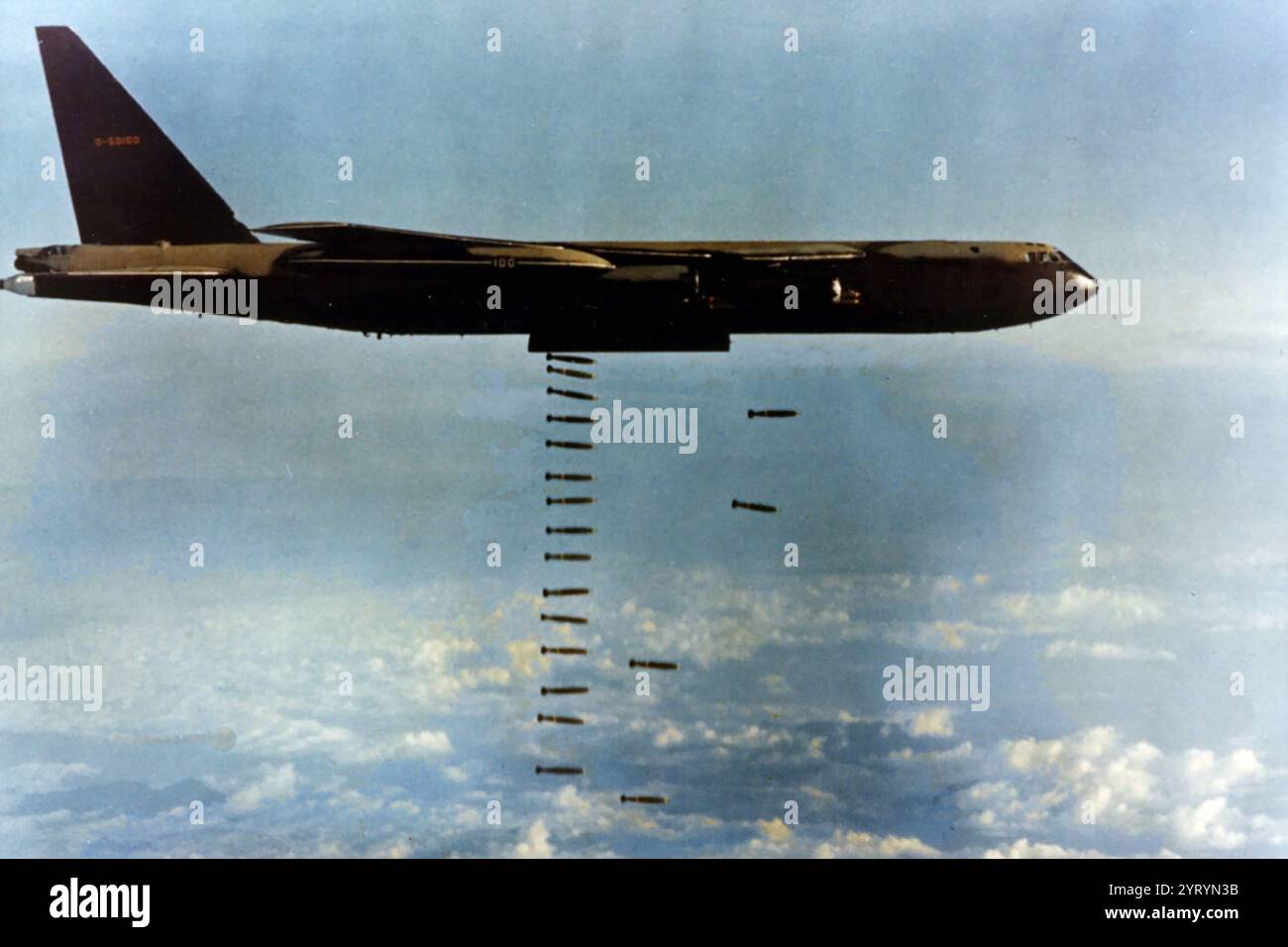Un Boeing B-52D-60-BO Stratofortress (n/S 55-0100) dell'aeronautica statunitense che sgancia bombe sul Vietnam. Questo aereo volò la sua ultima missione di combattimento il 29 dicembre 1972 e fu uno dei tre ultimi B-52 ad bombardare il Vietnam del Nord durante l' operazione Linebacker II Foto Stock