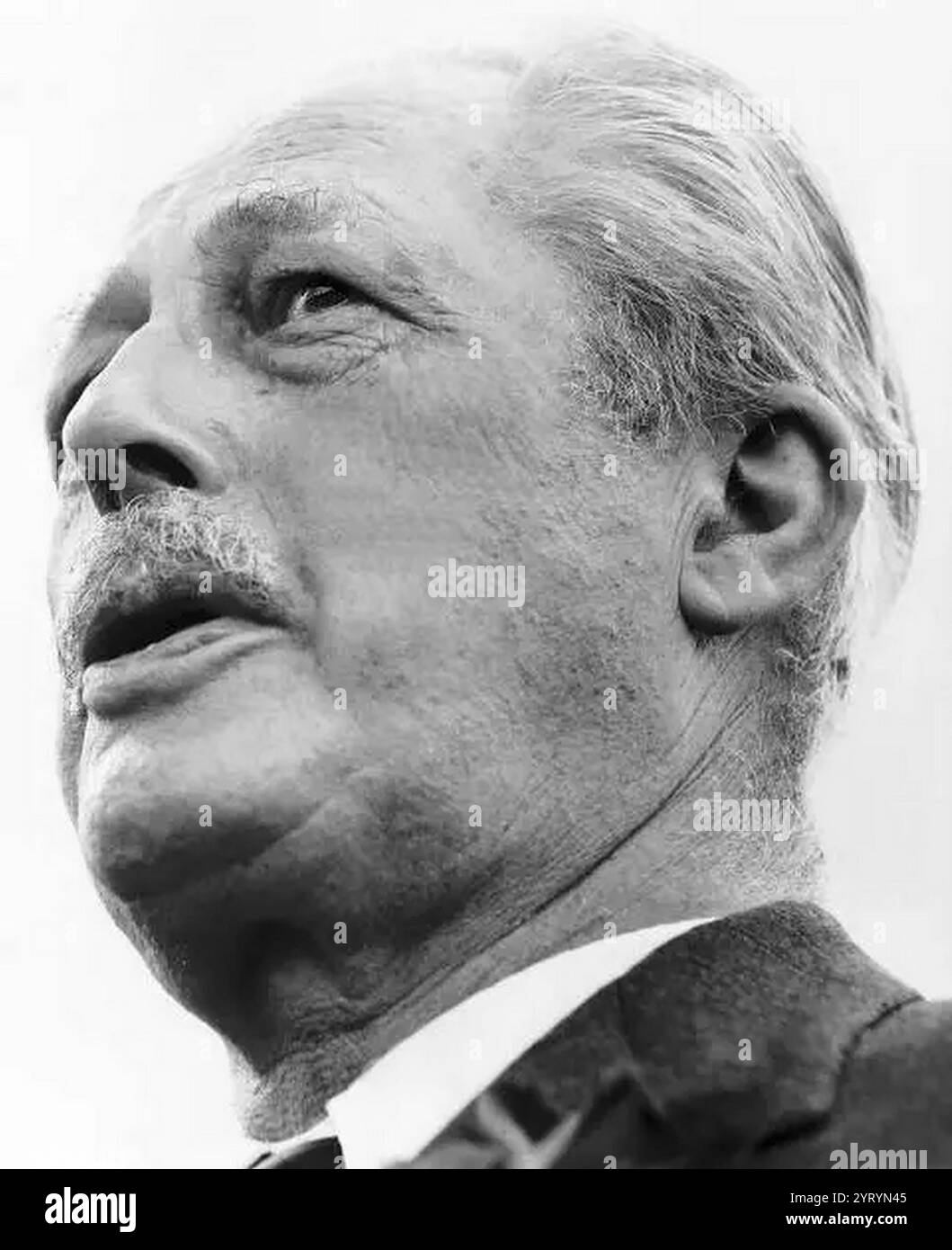 Harold Macmillan, (1894? 1986) politico conservatore britannico che è stato primo ministro del Regno Unito dal 1957 al 1963. Soprannominato "Supermac", era noto per il suo pragmatismo, l'ingegno e l'inflabilità. Foto Stock