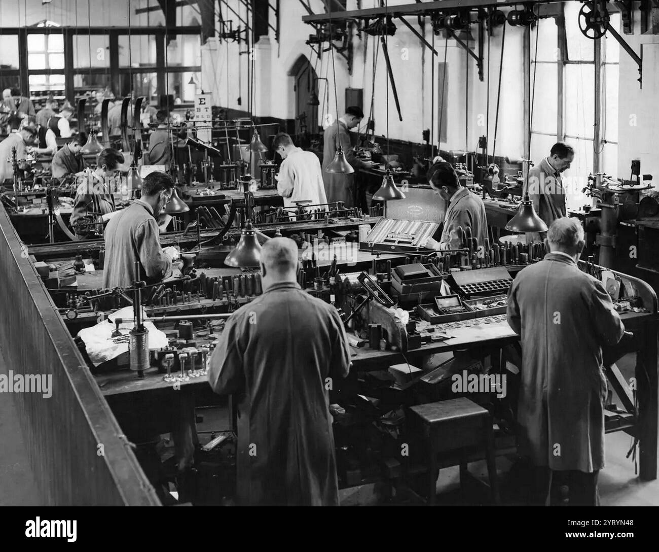 Produzione industriale in una piccola fabbrica in Inghilterra intorno al 1935. Foto Stock