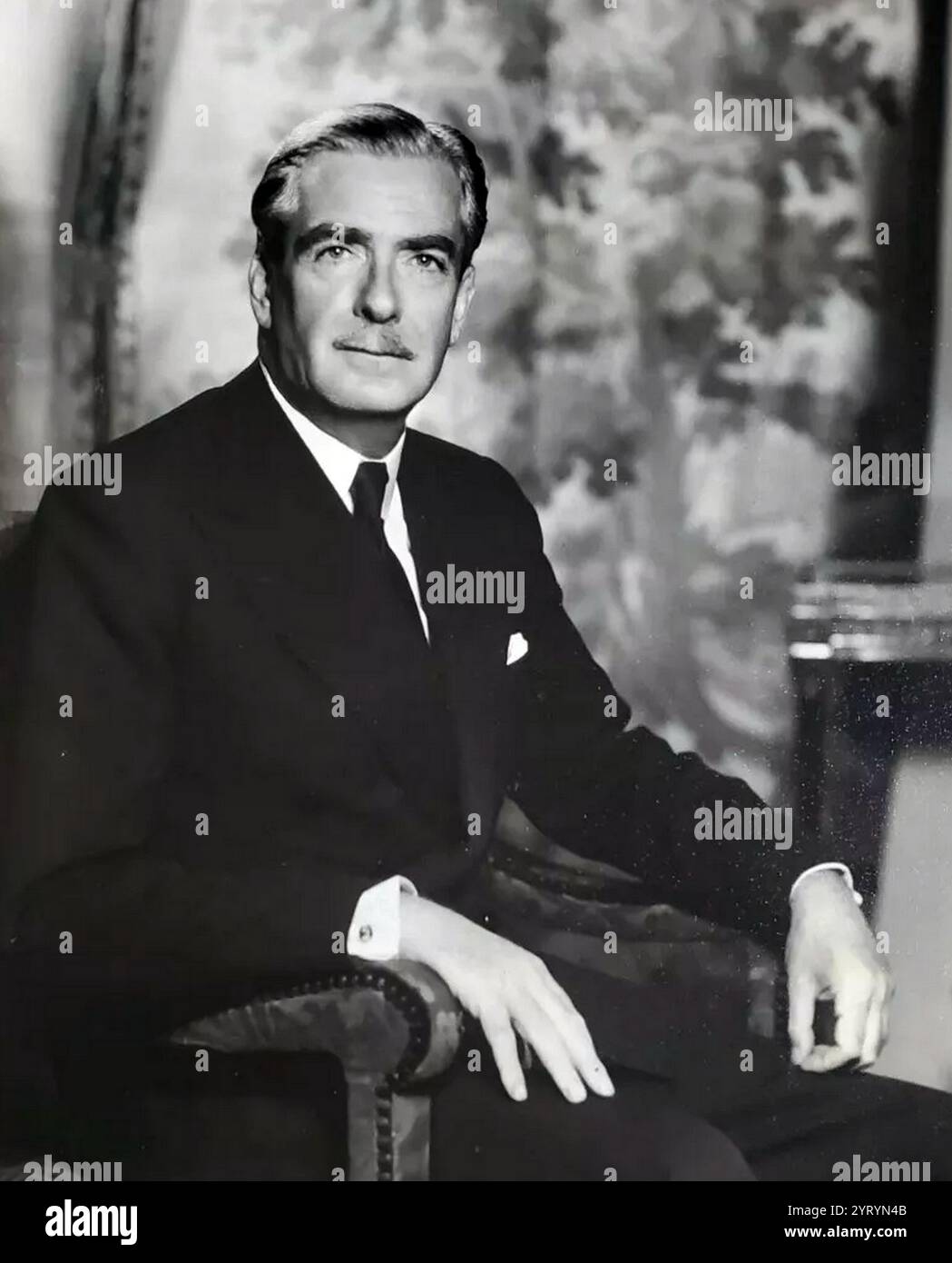 Robert Anthony Eden, i conte di Avon, KG, MC, PC (1897 ? 1977) è stato un politico britannico, primo ministro del Regno Unito e leader del Partito Conservatore dal 1955 fino alle sue dimissioni nel 1957. Foto Stock