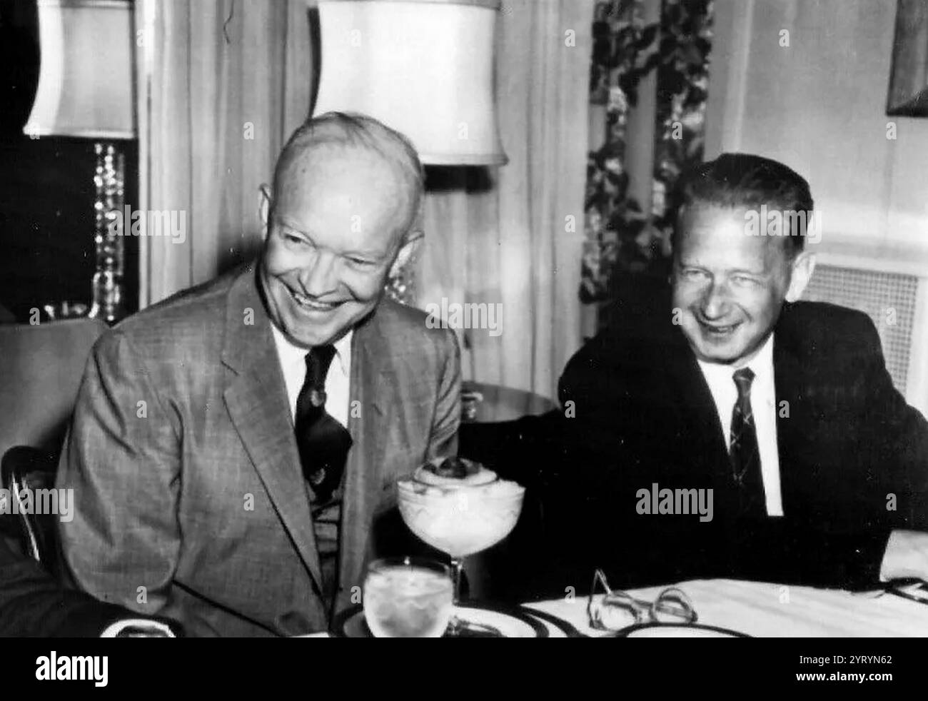 Dag Hammarskjold (1905 1961) diplomatico svedese che è stato Segretario generale delle Nazioni Unite dall'aprile 1953 fino alla sua morte in un incidente aereo nel settembre 1961. Visto qui con il presidente degli Stati Uniti Eisenhower nel 1955. Foto Stock