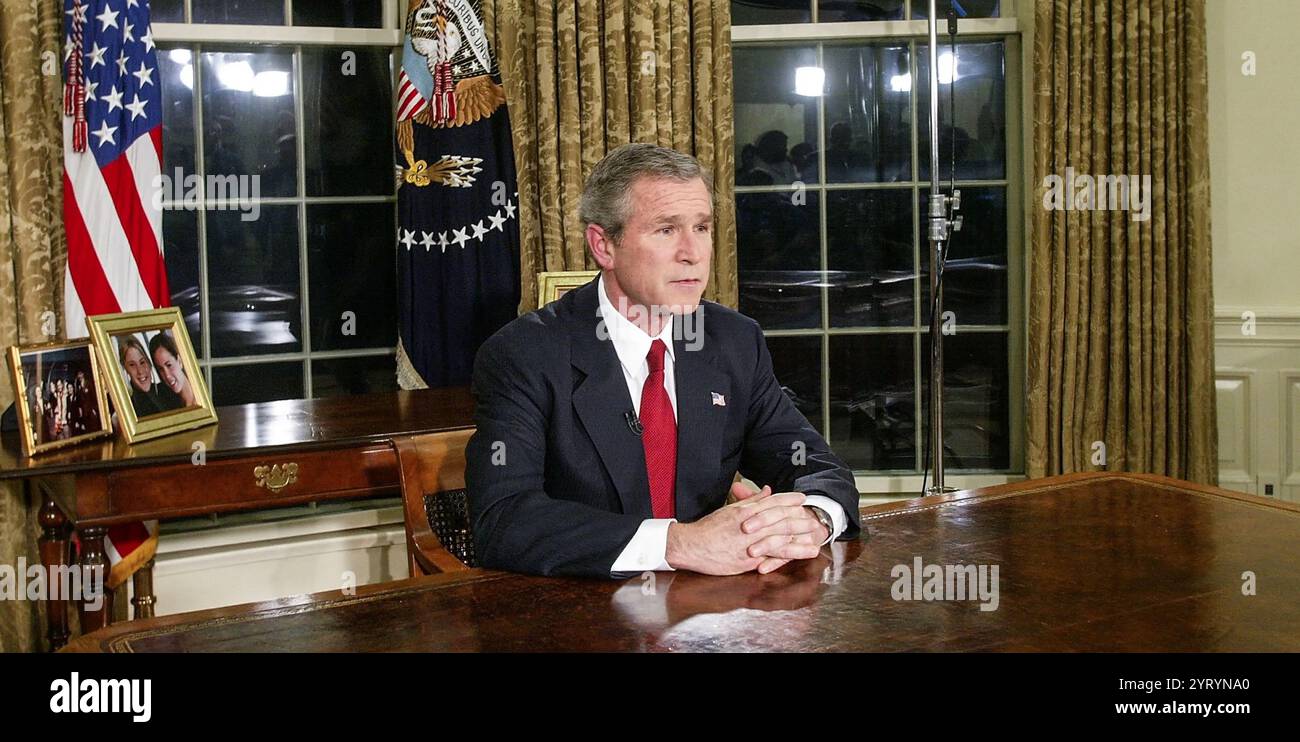 Il Presidente George W. Bush parla dall'Ufficio ovale, 19 marzo 2003, per annunciare l'inizio dell'operazione Iraqi Freedom.?'il popolo degli Stati Uniti e i nostri amici e alleati non vivranno alla mercé di un regime fuorilegge che minaccia la pace con armi di omicidio di massa.'?la commissione del Senato ha scoperto che molte delle dichiarazioni dell'amministrazione sulle armi di distruzione di massa irachene non erano supportate dai servizi segreti sottostanti. Foto Stock