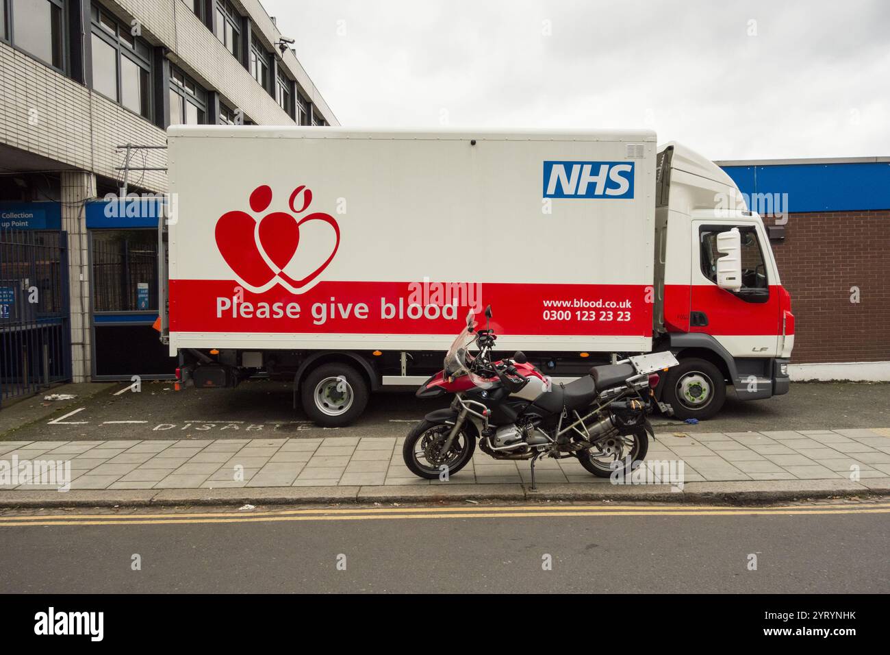 A NHS si prega di consegnare il camion del centro donazioni mobili del sangue Foto Stock