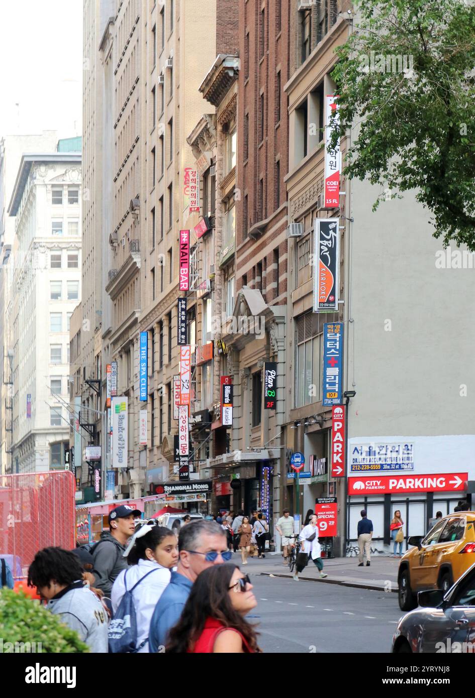 Koreatown (K-Town) è un'enclave etnica coreana situata a Midtown Manhattan, New York City, centrata sulla 32nd Street tra Madison Avenue e l'intersezione con Sixth Avenue e Broadway. Il quartiere di Midtown South ospita oltre 150 aziende di vari tipi e dimensioni, che vanno da piccoli ristoranti e saloni di bellezza a grandi filiali di conglomerati bancari coreani. Storicamente, il Koreatown di Manhattan fa parte del Garment District. Negli anni '1980, una libreria coreana e una manciata di ristoranti furono fondati nella zona. Foto Stock