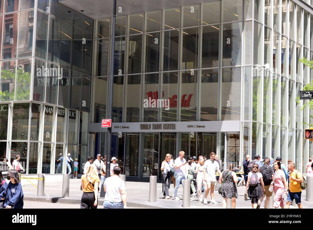 Il World Trade Centre (WTC) è un complesso di edifici per lo più completato nel quartiere Lower Manhattan di New York City, Stati Uniti, che sostituisce i sette edifici originali sullo stesso sito che sono stati distrutti negli attacchi dell'11 settembre. Foto Stock Il World Trade Centre (WTC) è un complesso di edifici per lo più completato nel quartiere Lower Manhattan di New York City, Stati Uniti, che sostituisce i sette edifici originali sullo stesso sito che sono stati distrutti negli attacchi dell'11 settembre. Foto Stock