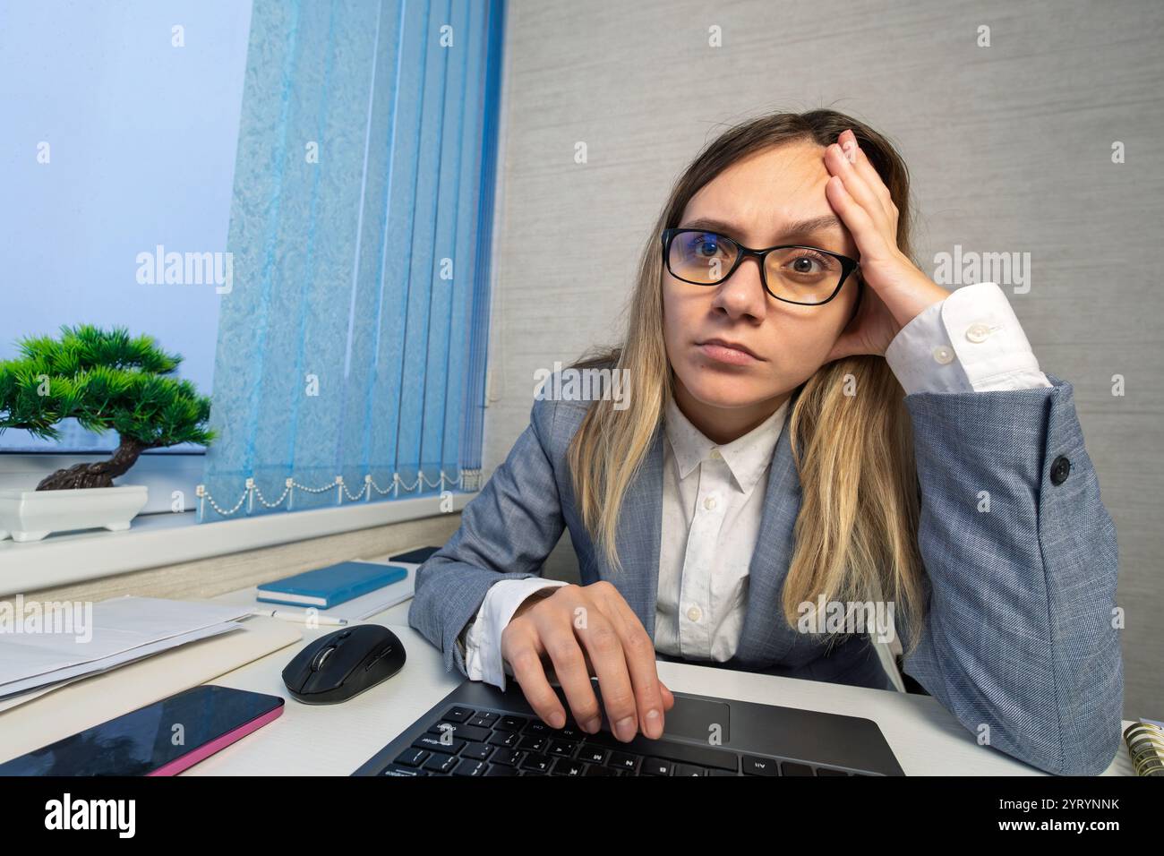Mal di testa, notebook e donna in ufficio, esausti con errore 404, stress o problemi Web. Frustrata, affaticata e stanca ragazza con burnout, ansia a Foto Stock