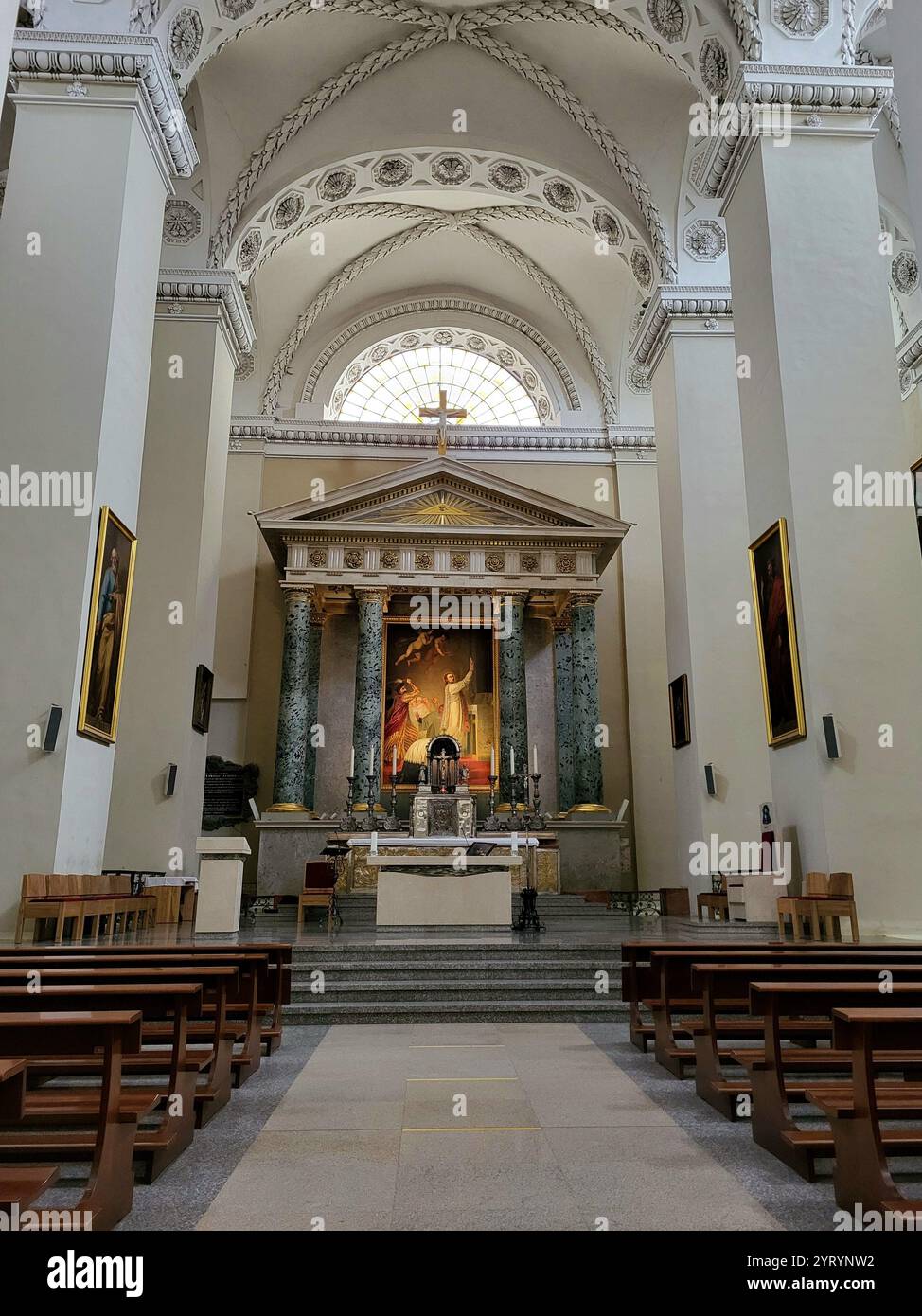 All'interno della cattedrale di Vilnius - Immagine stock catturata con smartphone