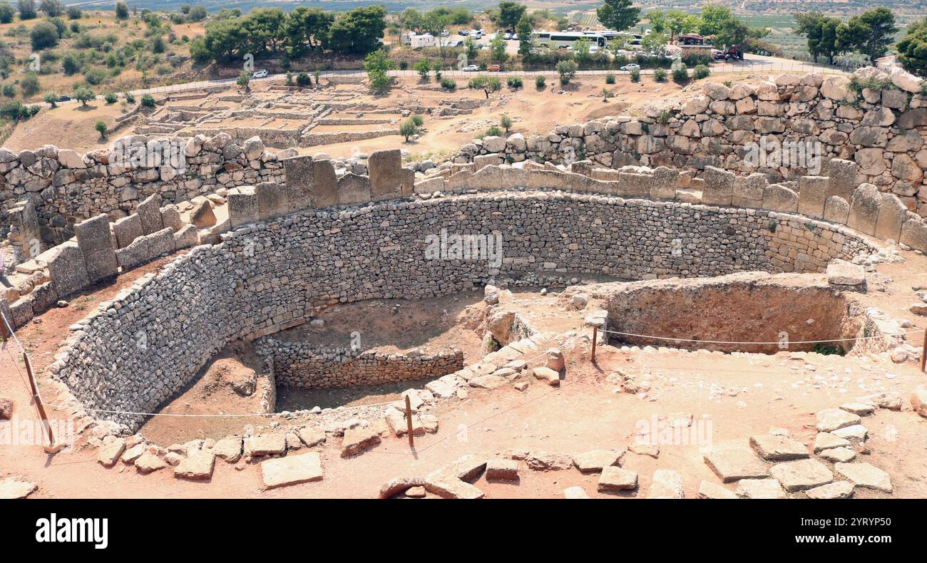 La tomba circolare A è un cimitero reale del XVI secolo a.C. situato a sud della porta dei leoni, l'ingresso principale della cittadella dell'età del bronzo di Micene nel sud della Grecia. Questo complesso di sepoltura è stato costruito fuori dalle mura di Micene e infine racchiuso nell'acropoli quando la fortificazione è stata estesa durante il XIII secolo a.C. Rappresenta una delle caratteristiche significative della prima fase della civiltà micenea. Foto Stock