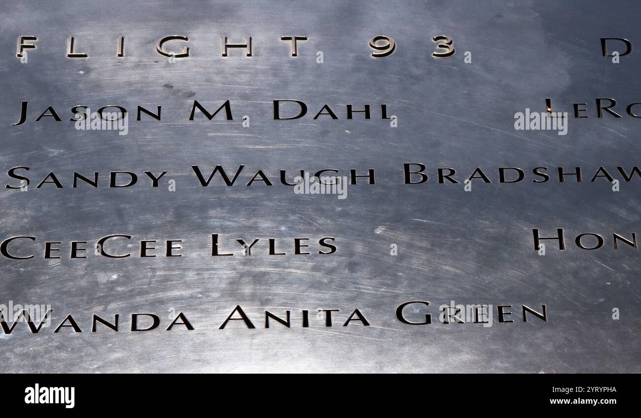 Il National September 11 Memorial & Museum (noto anche come 9/11 Memorial & Museum) è un memoriale e museo di New York City che commemora gli attacchi dell'11 settembre del 2001, che uccisero 2.977 persone, e il bombardamento del World Trade Centre del 1993, che ne uccise sei. Il monumento si trova nel sito del World Trade Centre, l'ex sede delle Torri Gemelle Foto Stock