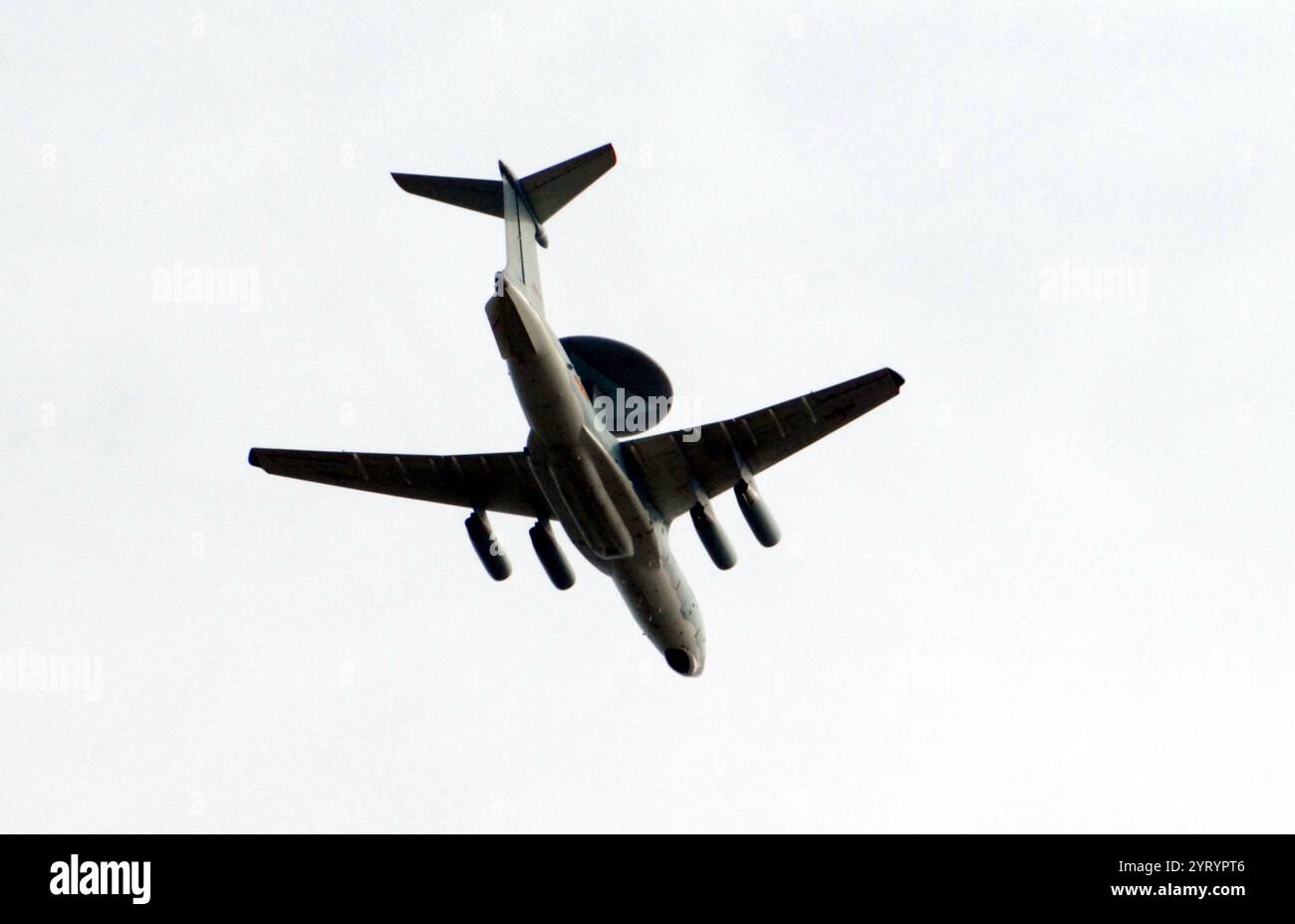 Il KJ-2000 (anello principale), un sistema di allerta e controllo aereo cinese. Un sistema AEW&C (Airborne Early Warning and Control) è un sistema di picchetto radar aviotrasportato progettato per rilevare aeromobili, navi e veicoli a lungo raggio ed eseguire il comando e il controllo dello spazio di battaglia in un combattimento aereo dirigendo gli attacchi di caccia e aerei d'attacco. 2010 Foto Stock