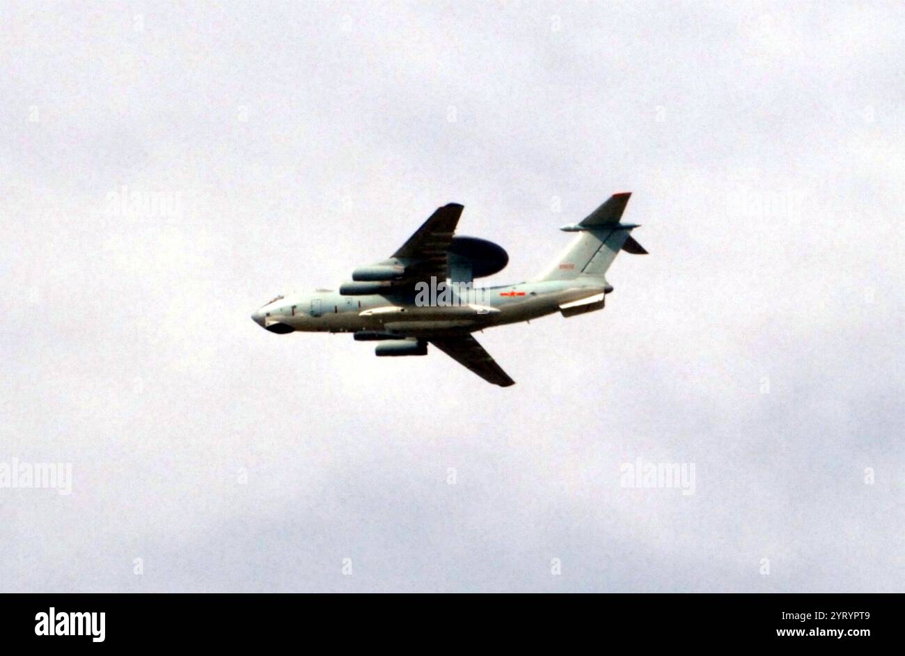 Il KJ-2000 (anello principale), un sistema di allerta e controllo aereo cinese. Un sistema AEW&C (Airborne Early Warning and Control) è un sistema di picchetto radar aviotrasportato progettato per rilevare aeromobili, navi e veicoli a lungo raggio ed eseguire il comando e il controllo dello spazio di battaglia in un combattimento aereo dirigendo gli attacchi di caccia e aerei d'attacco. 2010 Foto Stock