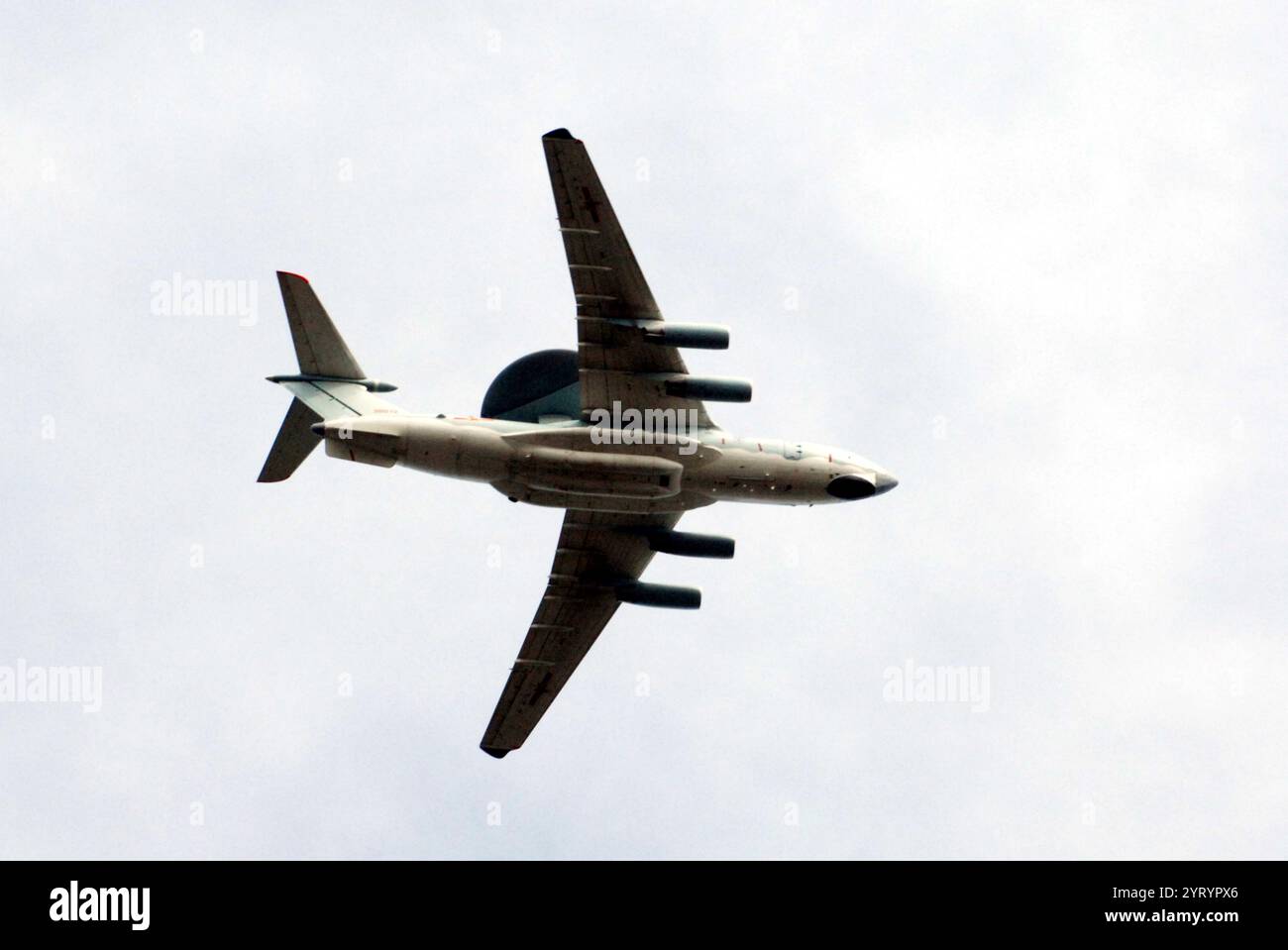 Il KJ-2000 (anello principale), un sistema di allerta e controllo aereo cinese. Un sistema AEW&C (Airborne Early Warning and Control) è un sistema di picchetto radar aviotrasportato progettato per rilevare aeromobili, navi e veicoli a lungo raggio ed eseguire il comando e il controllo dello spazio di battaglia in un combattimento aereo dirigendo gli attacchi di caccia e aerei d'attacco. 2010 Foto Stock