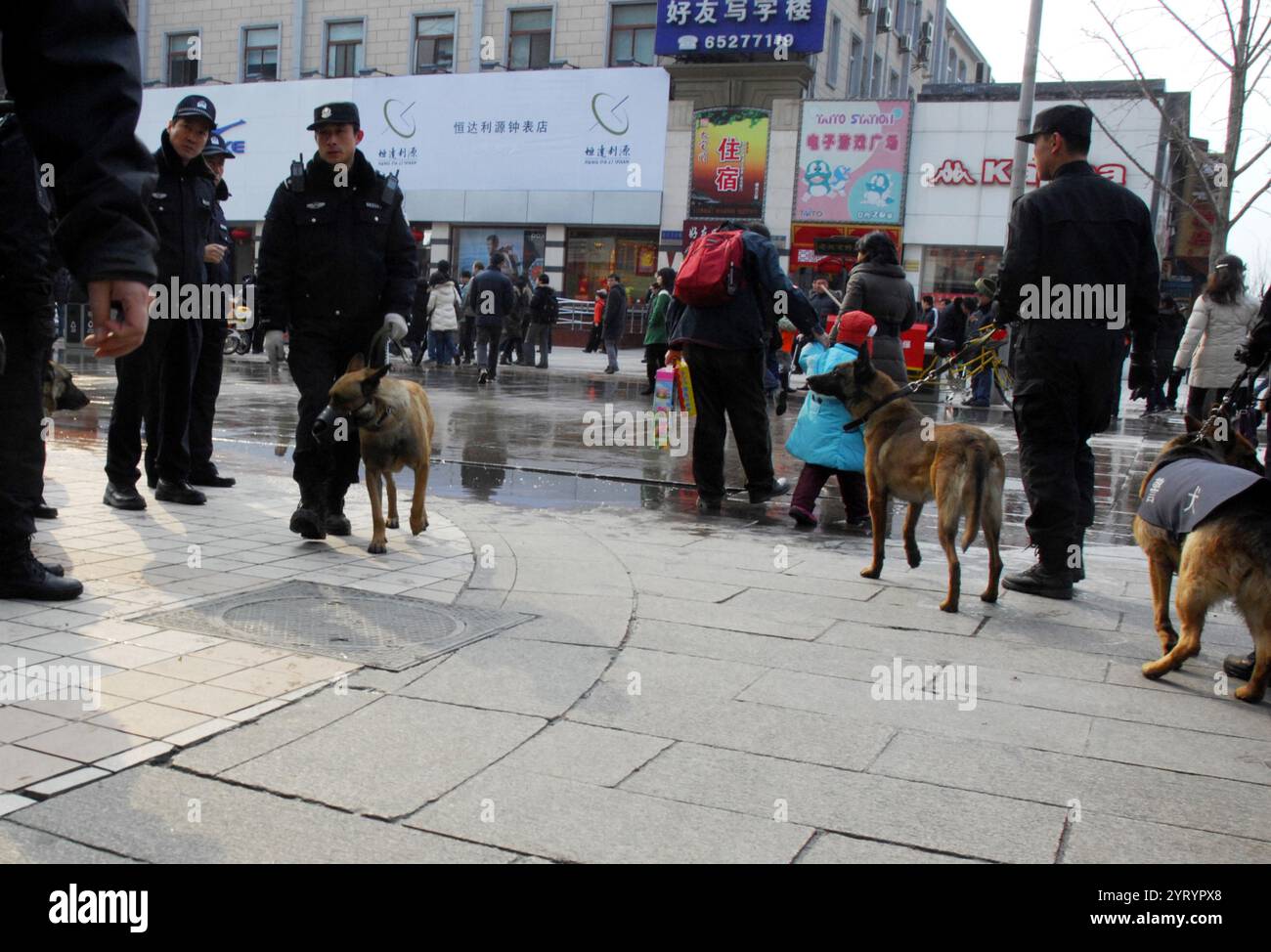 Quartiere dello shopping di Wangfujing, Pechino, durante le proteste cinesi a favore della democrazia del 2011, conosciuta come la rivoluzione cinese del gelsomino. Una serie di assemblee pubbliche in più di una dozzina di città in Cina a partire dal 20 febbraio 2011, ispirate e intitolate alla rivoluzione del gelsomino in Tunisia; Foto Stock