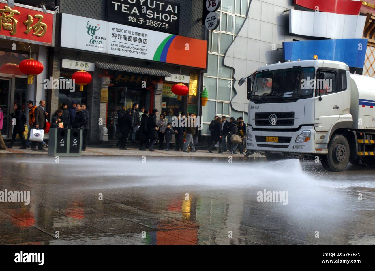 Quartiere dello shopping di Wangfujing, Pechino, durante le proteste cinesi a favore della democrazia del 2011, conosciuta come la rivoluzione cinese del gelsomino. Una serie di assemblee pubbliche in più di una dozzina di città in Cina a partire dal 20 febbraio 2011, ispirate e intitolate alla rivoluzione del gelsomino in Tunisia; Foto Stock