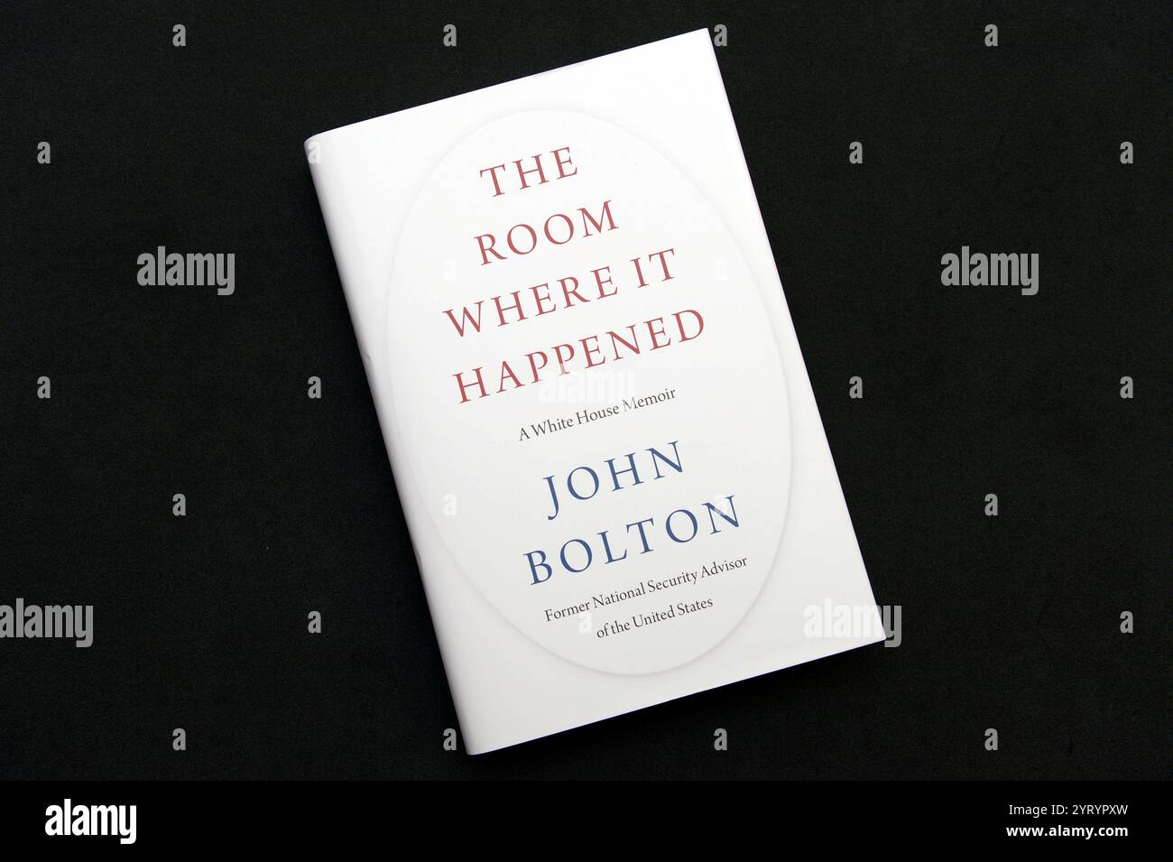 Il libro più venduto di John Bolton sul suo mandato nell'amministrazione Trump, "The Room Where IT Happened", pubblicato da Simon & Schuster nel giugno 2020. John Robert Bolton (New York, 20 novembre 1948) è un diplomatico statunitense, consulente repubblicano e commentatore politico. Ha servito come ambasciatore degli Stati Uniti presso le Nazioni Unite dal 2005 al 2006 e come 27° consigliere per la sicurezza nazionale degli Stati Uniti dal 2018 al 2019. Foto Stock