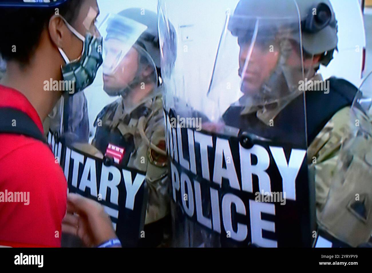 Copertura televisiva STATUNITENSE: Il 1° giugno 2020, in mezzo alle proteste di Black Lives Matter di George Floyd a Washington, D.C., la polizia e le truppe della Guardia Nazionale usarono gas lacrimogeni e altre tattiche di controllo antisommossa per liberare con forza i manifestanti pacifici da Lafayette Square e dalle strade circostanti Foto Stock