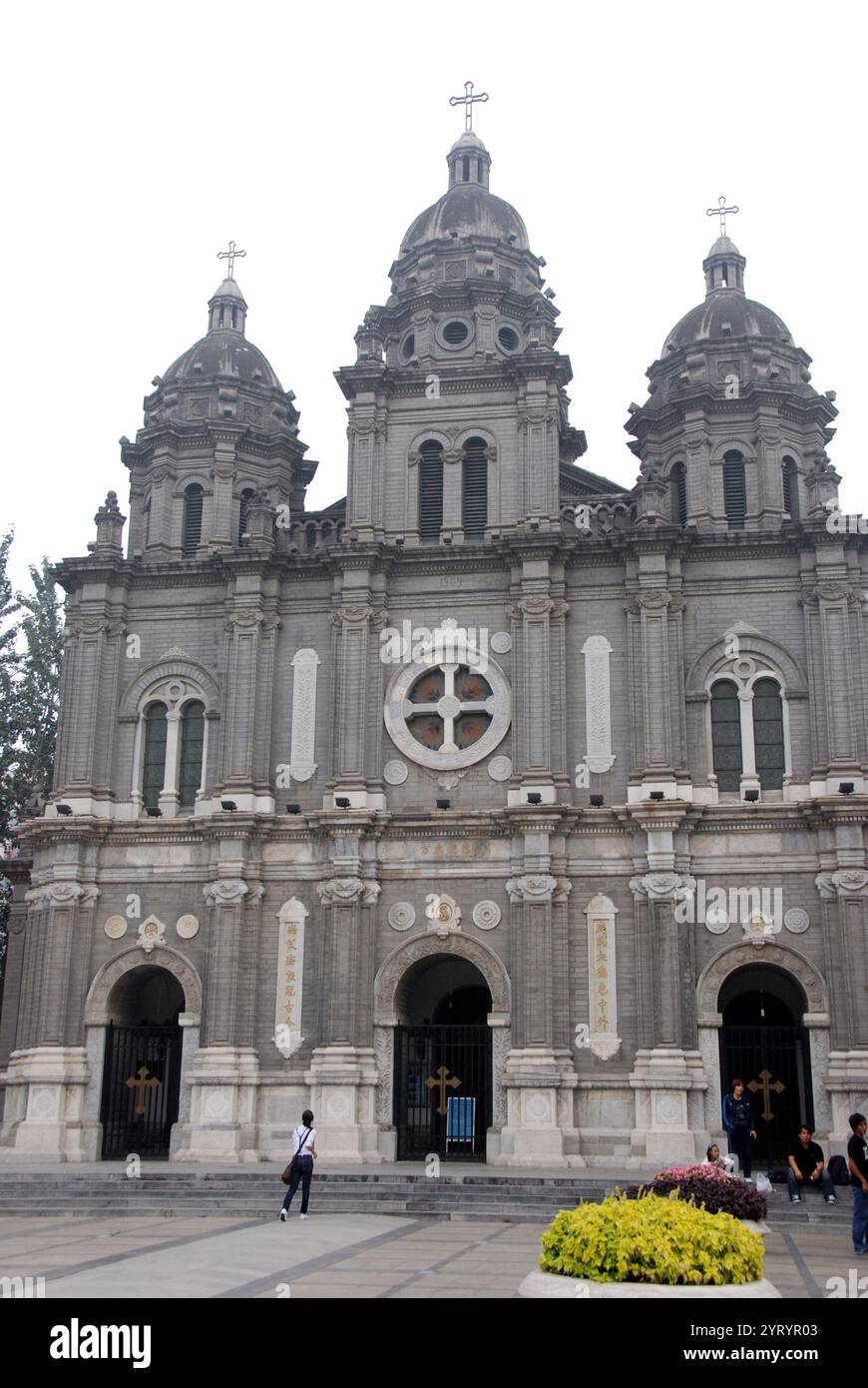 Chiesa di San Giuseppe (Chiesa di Wangfujing o Dongtang, la Cattedrale Est), chiesa di rinascita romanica dell'inizio del XX secolo. È una delle quattro chiese cattoliche storiche dell'arcidiocesi di Pechino. Si trova nel quartiere Dongcheng della città. La costruzione della chiesa fu terminata nel 1655 dai missionari gesuiti. A causa di lavori di ristrutturazione e ricostruzione, l'attuale struttura risale al 1905. Foto Stock Chiesa di San Giuseppe (Chiesa di Wangfujing o Dongtang, la Cattedrale Est), chiesa di rinascita romanica dell'inizio del XX secolo. È una delle quattro chiese cattoliche storiche dell'arcidiocesi di Pechino. Si trova nel quartiere Dongcheng della città. La costruzione della chiesa fu terminata nel 1655 dai missionari gesuiti. A causa di lavori di ristrutturazione e ricostruzione, l'attuale struttura risale al 1905. Foto Stock