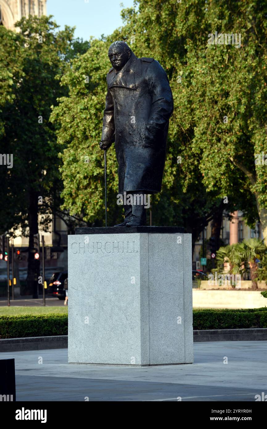 La statua di Winston Churchill in Parliament Square, Londra, è una scultura in bronzo dell'ex primo ministro britannico Winston Churchill, creata da Ivor Roberts-Jones. Si trova in un punto indicato negli anni '1950 da Churchill come "dove andrà la mia statua". Fu inaugurata nel 1973 dalla sua vedova Clementine, baronessa Spencer-Churchill Foto Stock