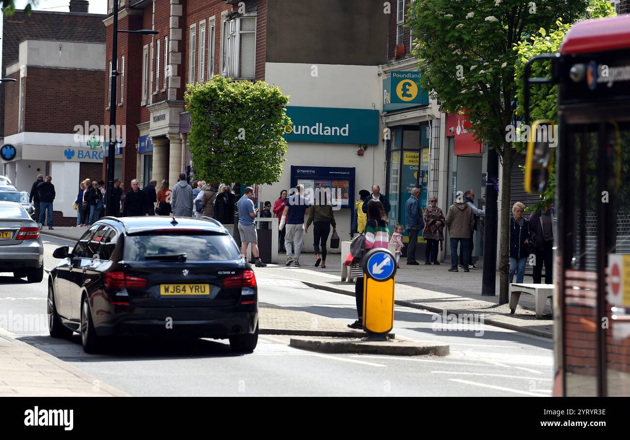 Southend Beachfront, 2 giugno 2020 come Lockdown è calpestato da folle di visitatori che rompono le linee guida della distanza sociale durante la pandemia di Corona virus. La pandemia di COVID-19 si è diffusa nel Regno Unito alla fine di gennaio 2020. Al 28 giugno 2020 vi erano stati 311.151 casi confermati e 43.550 decessi di casi confermati Foto Stock