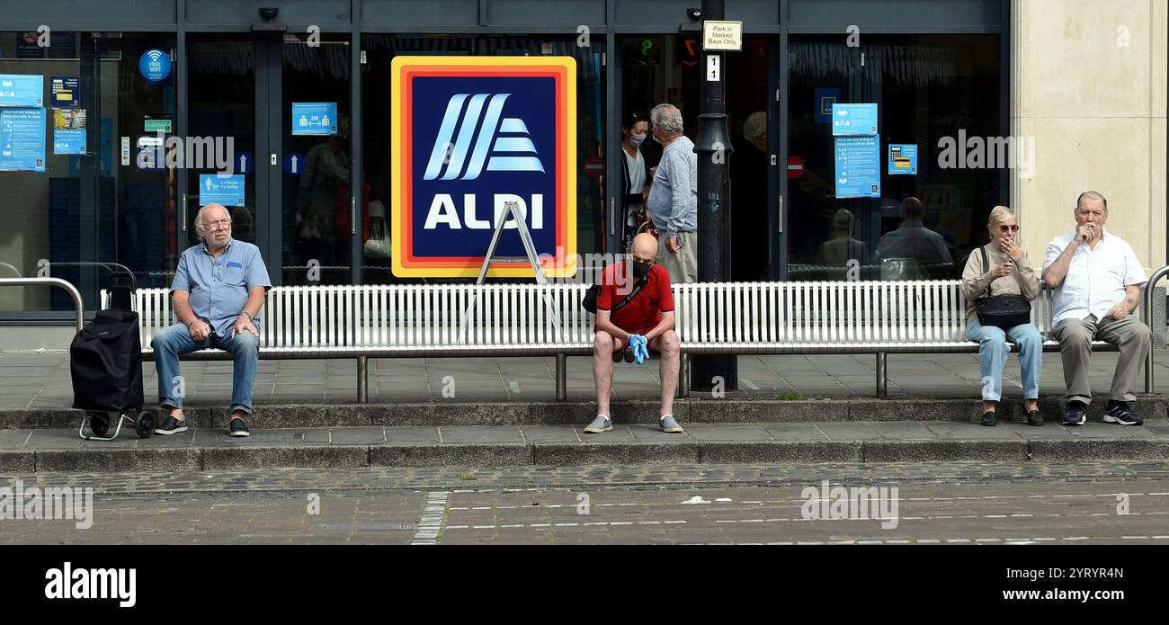 Scena a Romford Market, Essex, durante la pandemia di Corona virus. 3 giugno 2020. La pandemia di COVID-19 si è diffusa nel Regno Unito alla fine di gennaio 2020. Al 28 giugno 2020 vi erano stati 311.151 casi confermati e 43.550 decessi di casi confermati Foto Stock