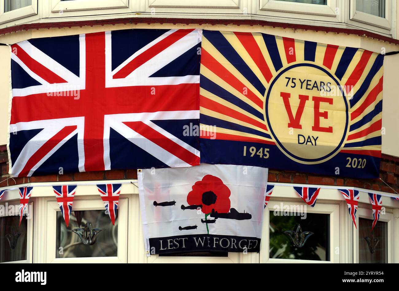 Festa del ve Day, scena a Londra, durante la pandemia di Corona virus. 7 maggio 2020. La pandemia di COVID-19 si è diffusa nel Regno Unito alla fine di gennaio 2020. Al 28 giugno 2020 vi erano stati 311.151 casi confermati e 43.550 decessi di casi confermati. La giornata della vittoria in Europa è la giornata che celebra l'accettazione formale da parte degli Alleati della seconda guerra mondiale della resa incondizionata della Germania nazista alle sue forze armate martedì 8 maggio 1945, segnando la fine della seconda guerra mondiale in Europa. Foto Stock