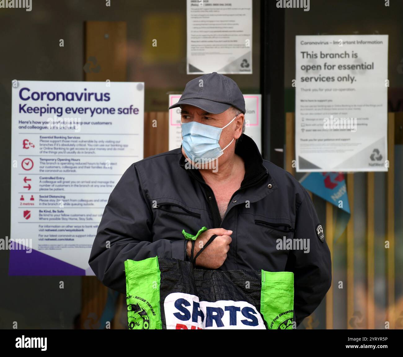 Scena a Londra, durante la pandemia di Corona virus. 6 maggio 2020. La pandemia di COVID-19 si è diffusa nel Regno Unito alla fine di gennaio 2020. Al 28 giugno 2020 vi erano stati 311.151 casi confermati e 43.550 decessi di casi confermati Foto Stock
