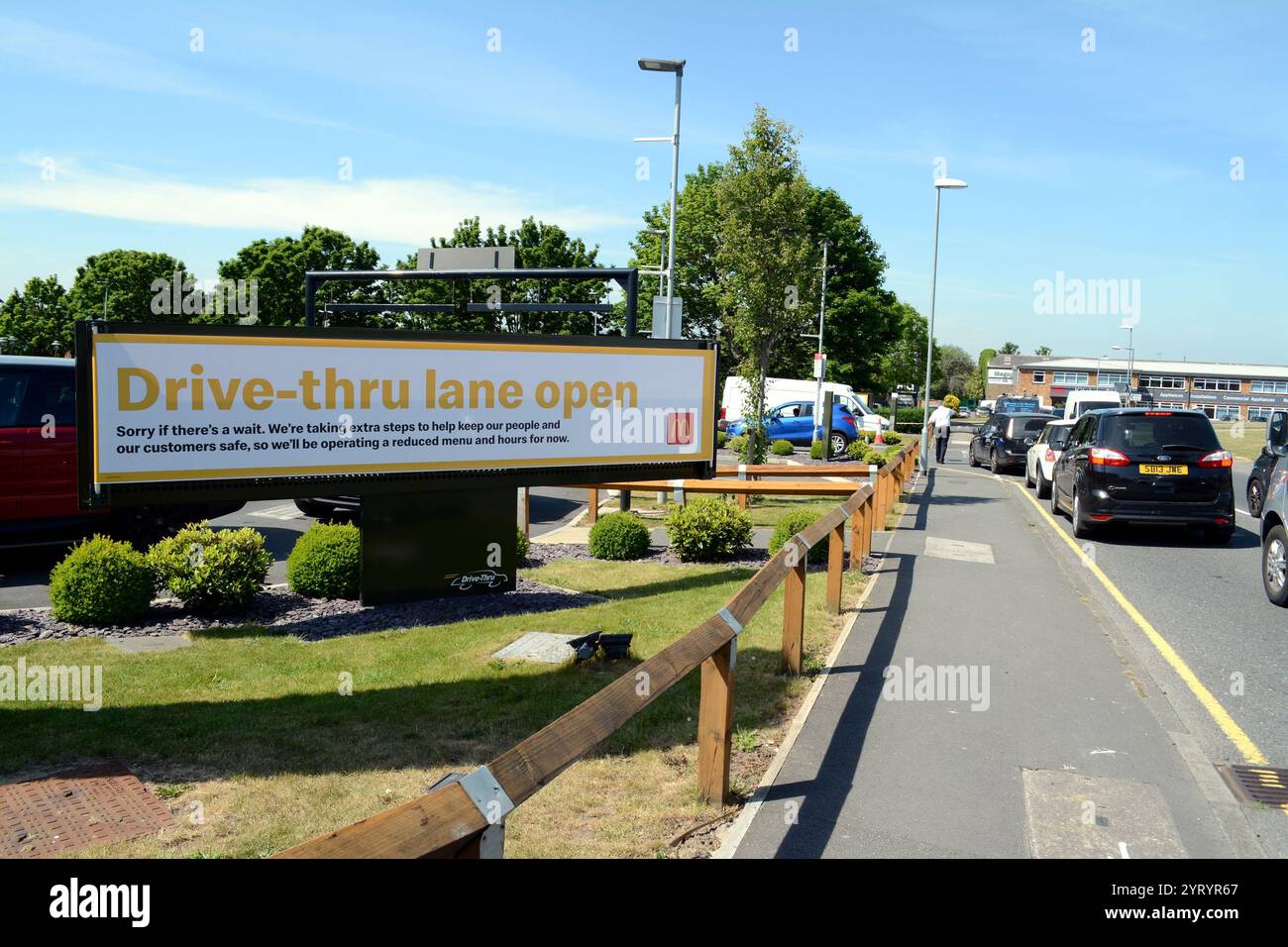 MacDonald's Drive Through riapre dopo Lockdown; Inghilterra. 25 maggio 2020 nella pandemia di Corona virus. 28 maggio 2020. La pandemia di COVID-19 si è diffusa nel Regno Unito alla fine di gennaio 2020. Al 28 giugno 2020 vi erano stati 311.151 casi confermati e 43.550 decessi di casi confermati. La giornata della vittoria in Europa è la giornata che celebra l'accettazione formale da parte degli Alleati della seconda guerra mondiale della resa incondizionata delle forze armate della Germania nazista martedì 8 maggio 1945, segnando la fine della seconda guerra mondiale in euro Foto Stock