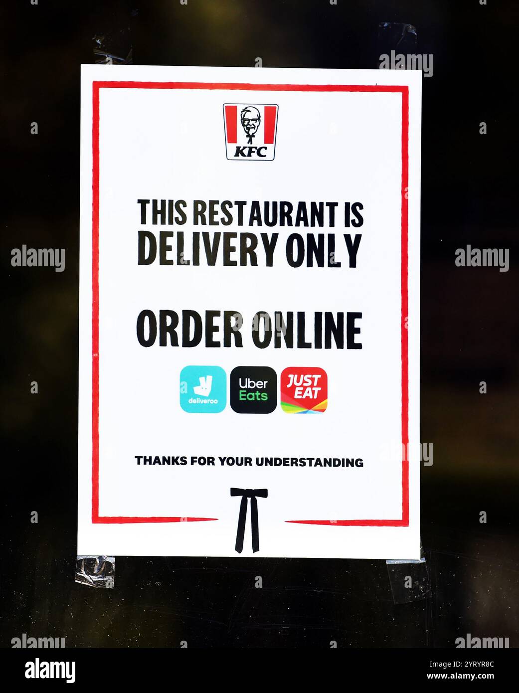 Cartello di blocco in un negozio. Inghilterra, nella pandemia di Corona virus. 29 maggio 2020. La pandemia di COVID-19 si è diffusa nel Regno Unito alla fine di gennaio 2020. Al 28 giugno 2020 vi erano stati 311.151 casi confermati e 43.550 decessi di casi confermati. La giornata della vittoria in Europa è la giornata che celebra l'accettazione formale da parte degli Alleati della seconda guerra mondiale della resa incondizionata della Germania nazista alle sue forze armate martedì 8 maggio 1945, segnando la fine della seconda guerra mondiale in Europa. Foto Stock