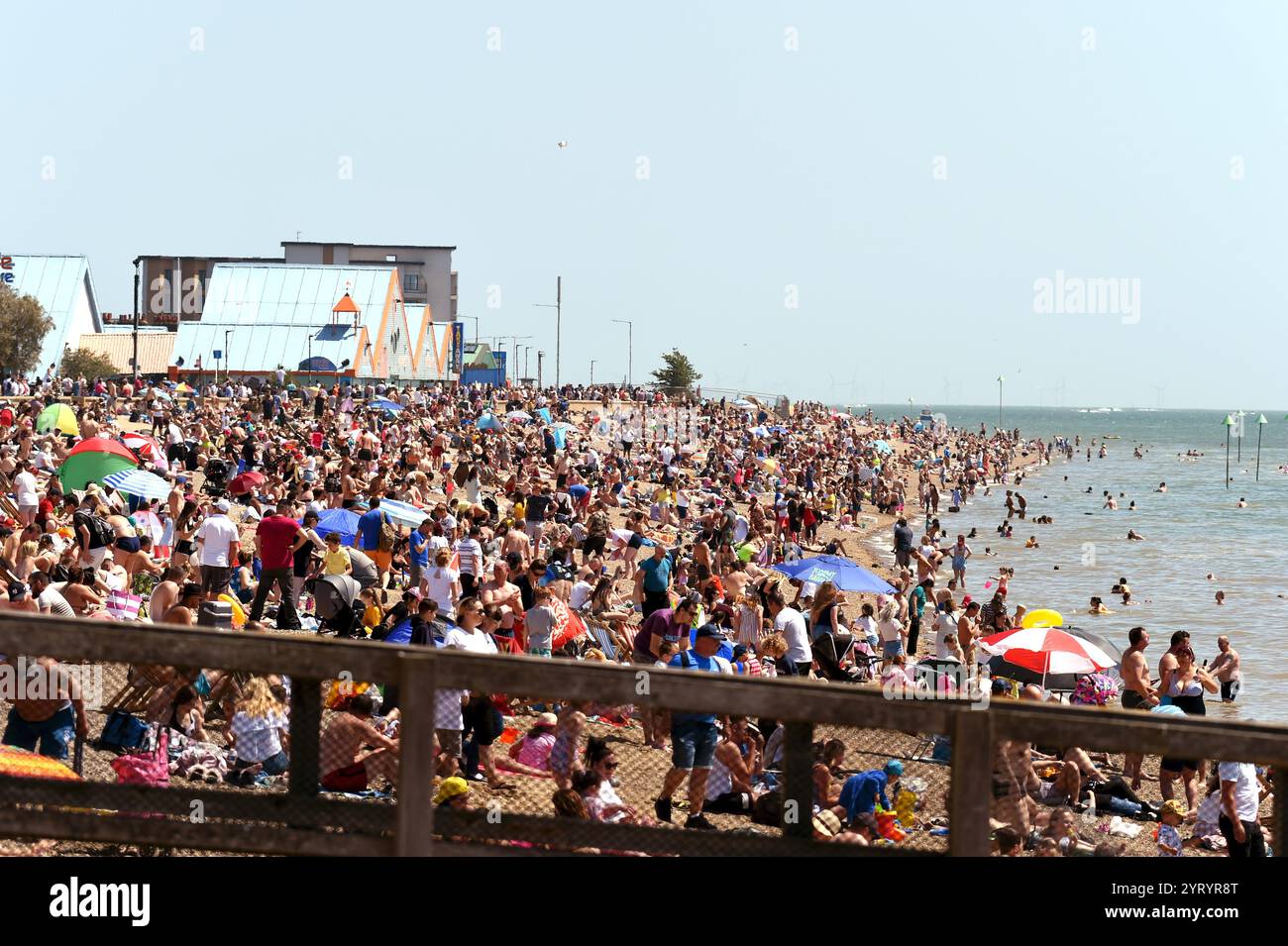 Scena a Southend, Essex, Inghilterra, durante la pandemia di Corona virus. 19 maggio 2020. La pandemia di COVID-19 si è diffusa nel Regno Unito alla fine di gennaio 2020. Al 28 giugno 2020 vi erano stati 311.151 casi confermati e 43.550 decessi di casi confermati. La giornata della vittoria in Europa è la giornata che celebra l'accettazione formale da parte degli Alleati della seconda guerra mondiale della resa incondizionata della Germania nazista alle sue forze armate martedì 8 maggio 1945, segnando la fine della seconda guerra mondiale in Europa. Foto Stock