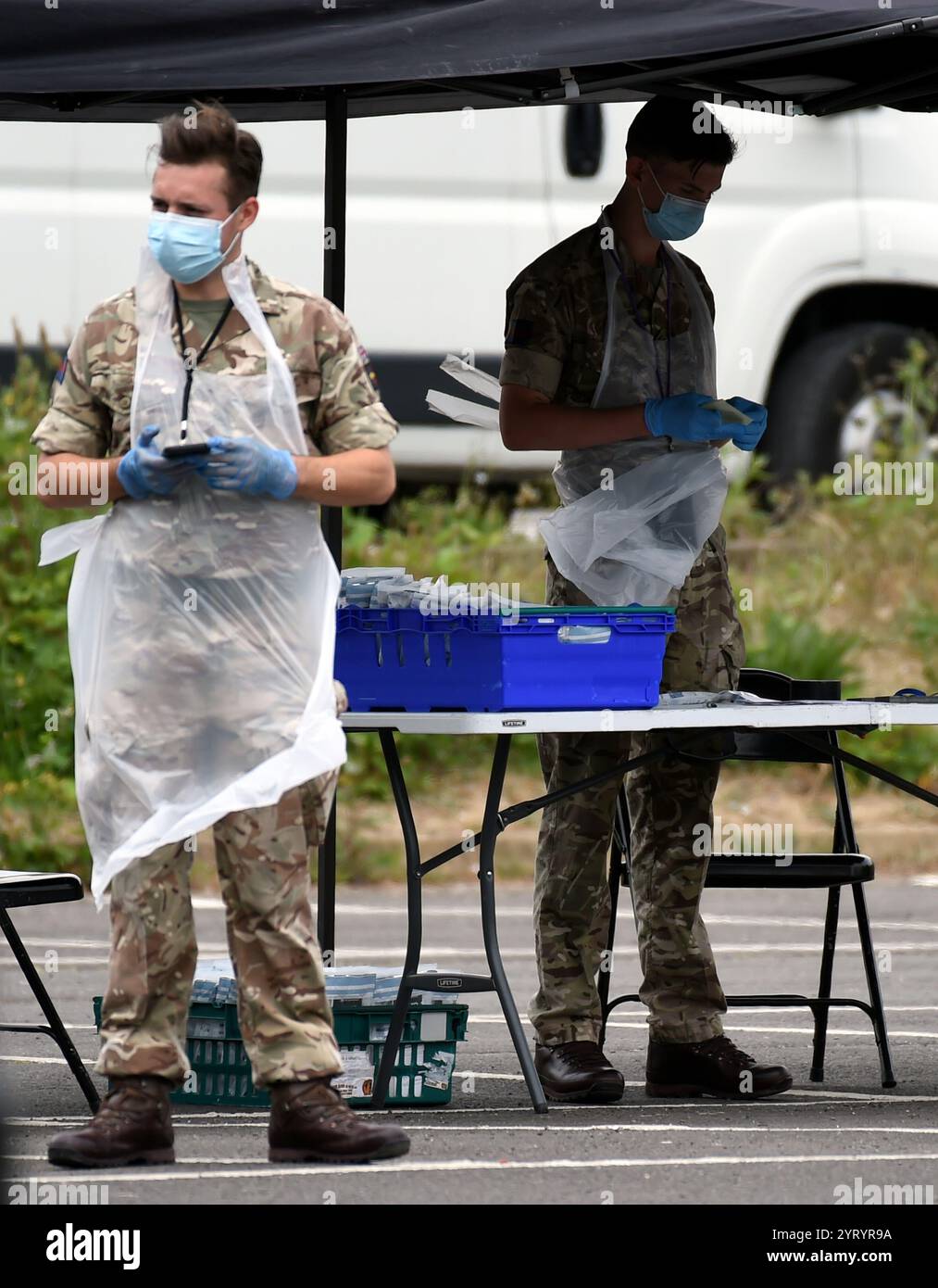 Medici dell'esercito utilizzati in una stazione di test Corona virus in Inghilterra, durante Lockdown. Inghilterra, nella pandemia di Corona virus. 8 giugno 2020. La pandemia di COVID-19 si è diffusa nel Regno Unito alla fine di gennaio 2020. Al 28 giugno 2020 vi erano stati 311.151 casi confermati e 43.550 decessi di casi confermati. La giornata della vittoria in Europa è la giornata che celebra l'accettazione formale da parte degli Alleati della seconda guerra mondiale della resa incondizionata della Germania nazista alle sue forze armate martedì 8 maggio 1945, segnando la fine della seconda guerra mondiale in Europa. Foto Stock